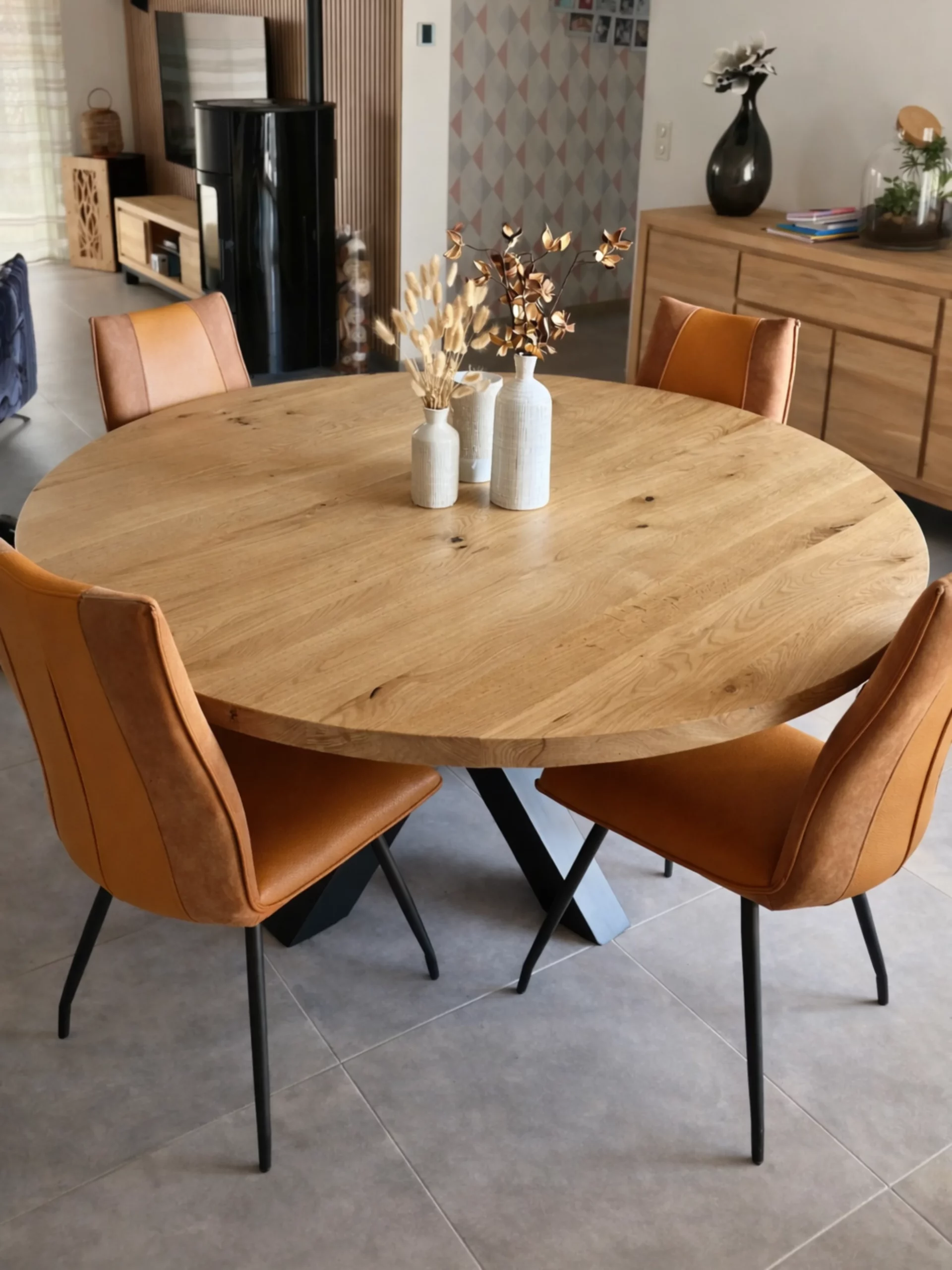 Une table à manger ronde en bois et métal