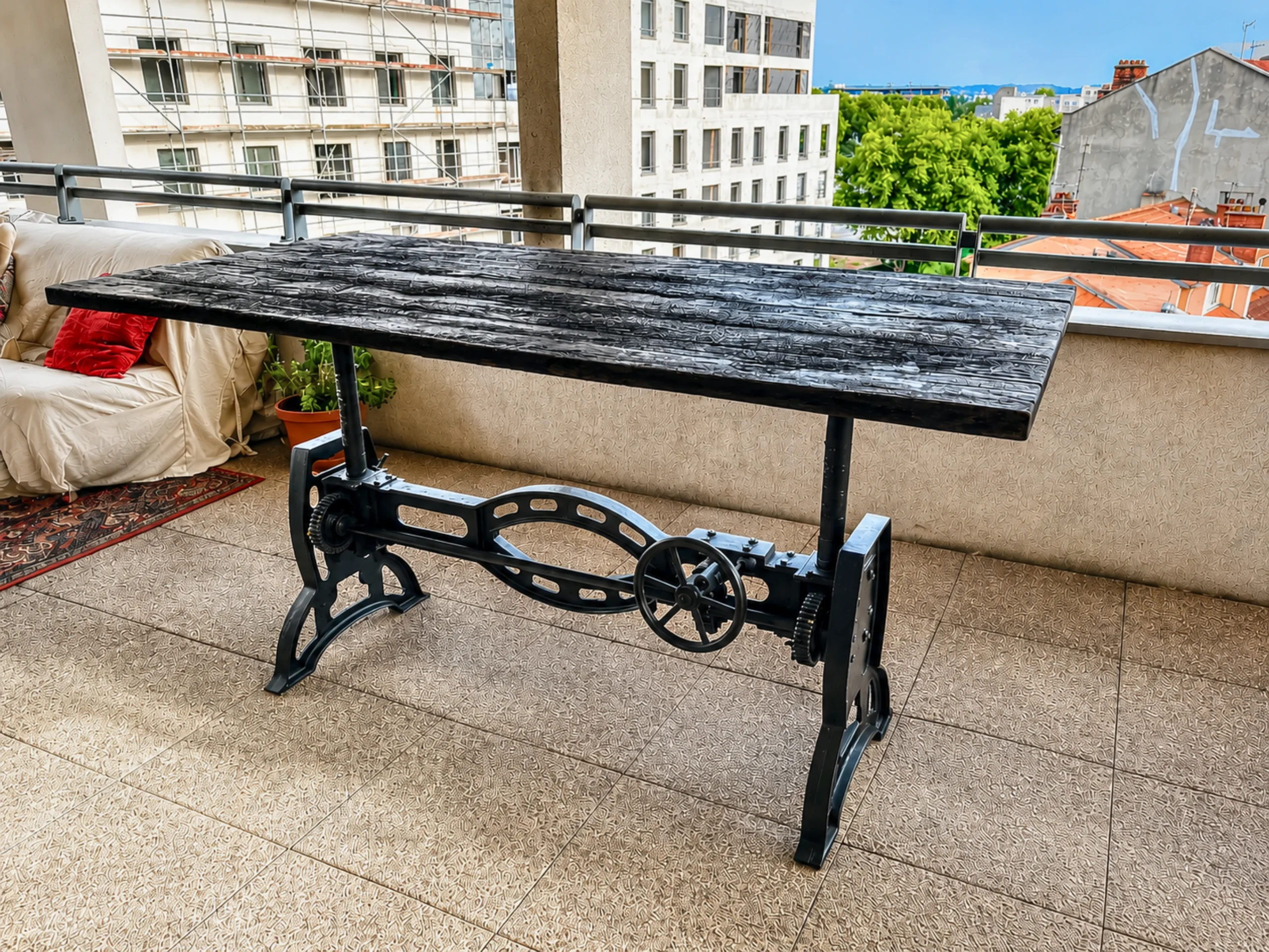 Une table ajustable en fonte