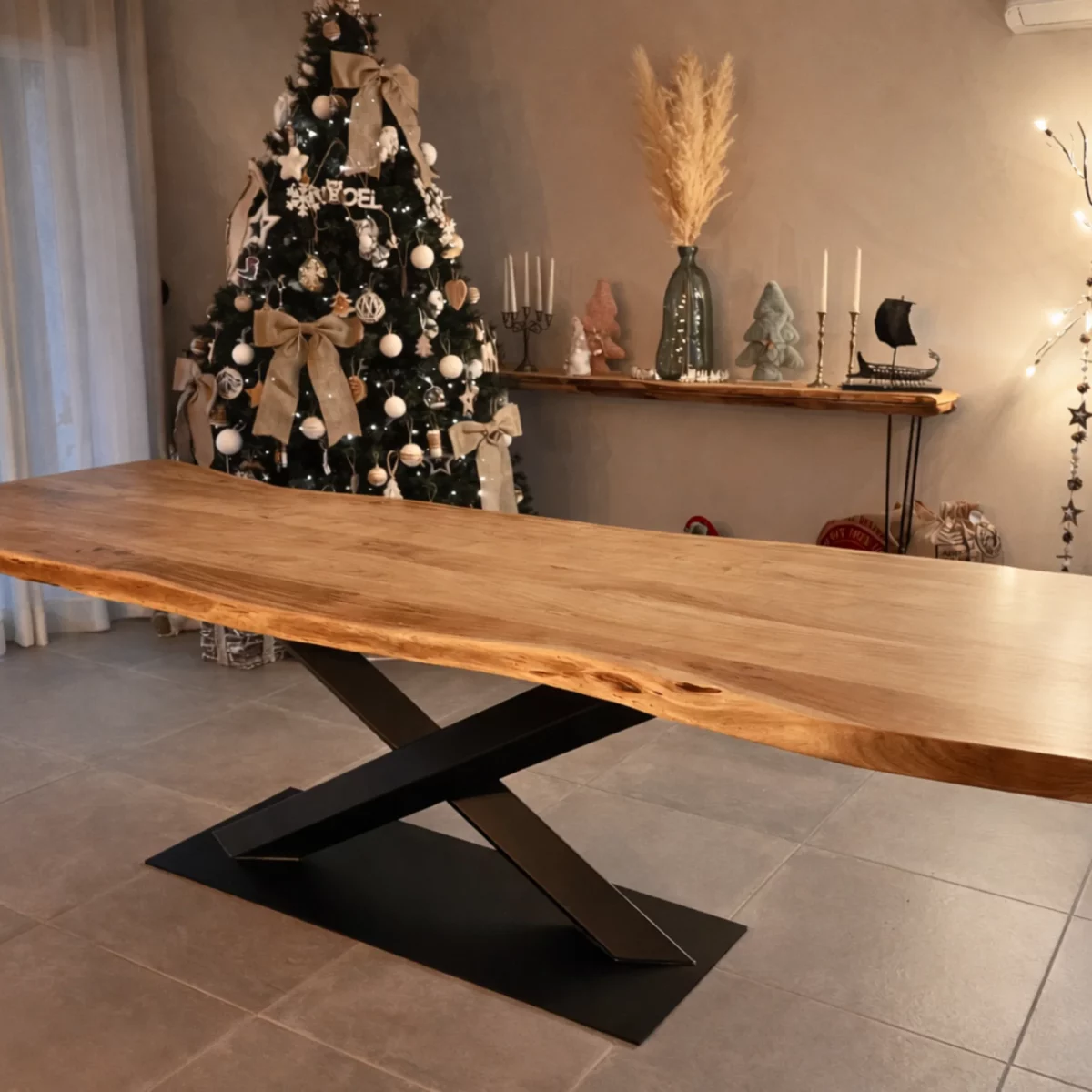 Une table avec un pied central en acier noir
