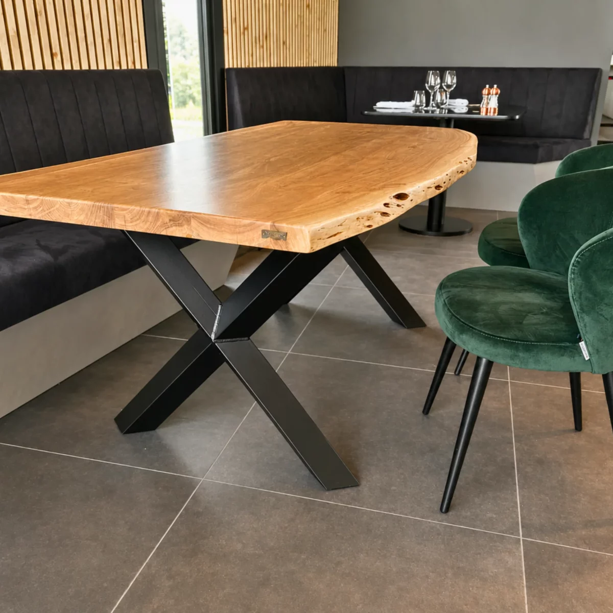 Une table avec pied croisé
