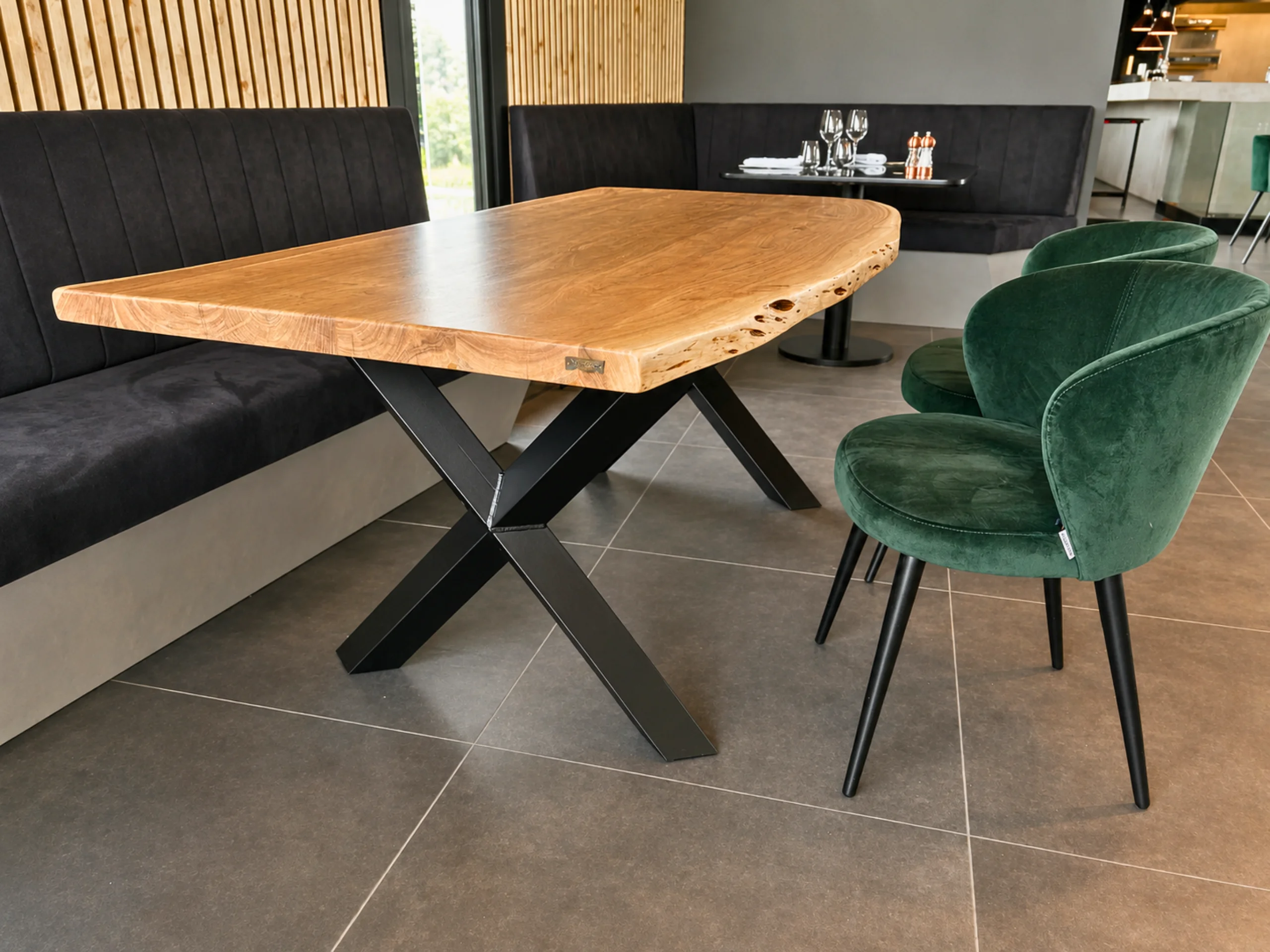 Une table avec pied croisé