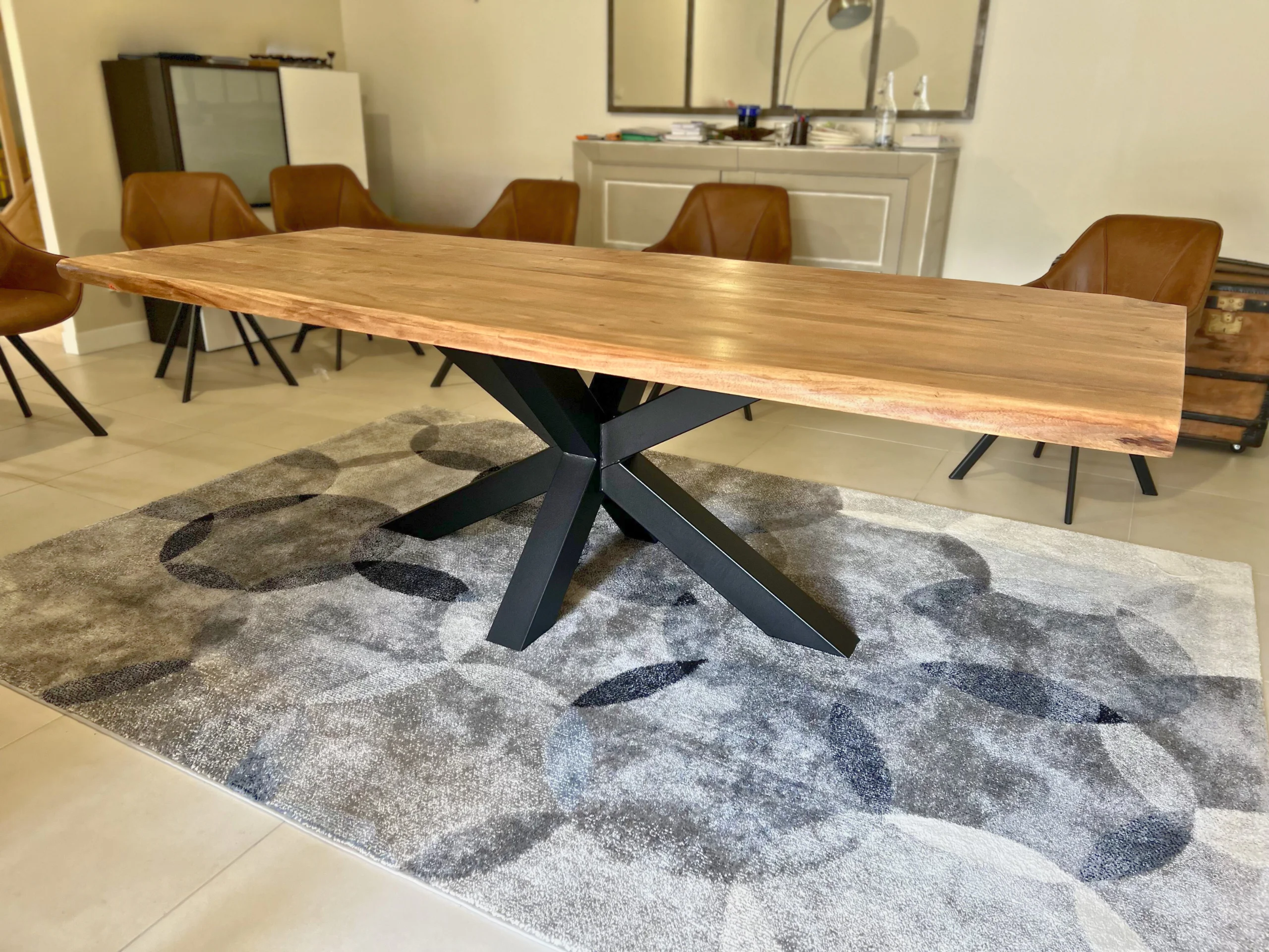 Un salon avec une grande table dotée d'un pied central acier 10 cm Etoile