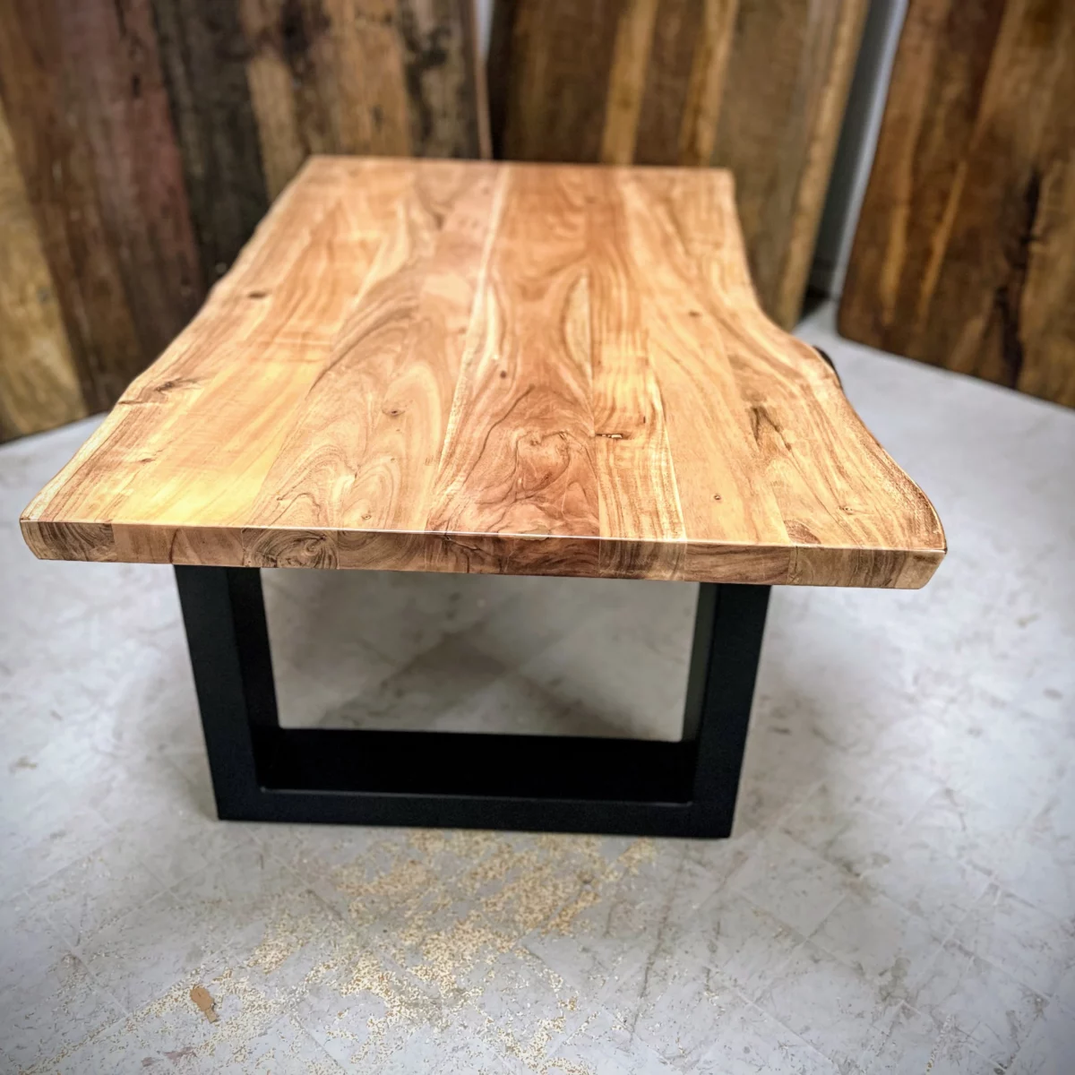 Une table basse avec des pieds en acier en U