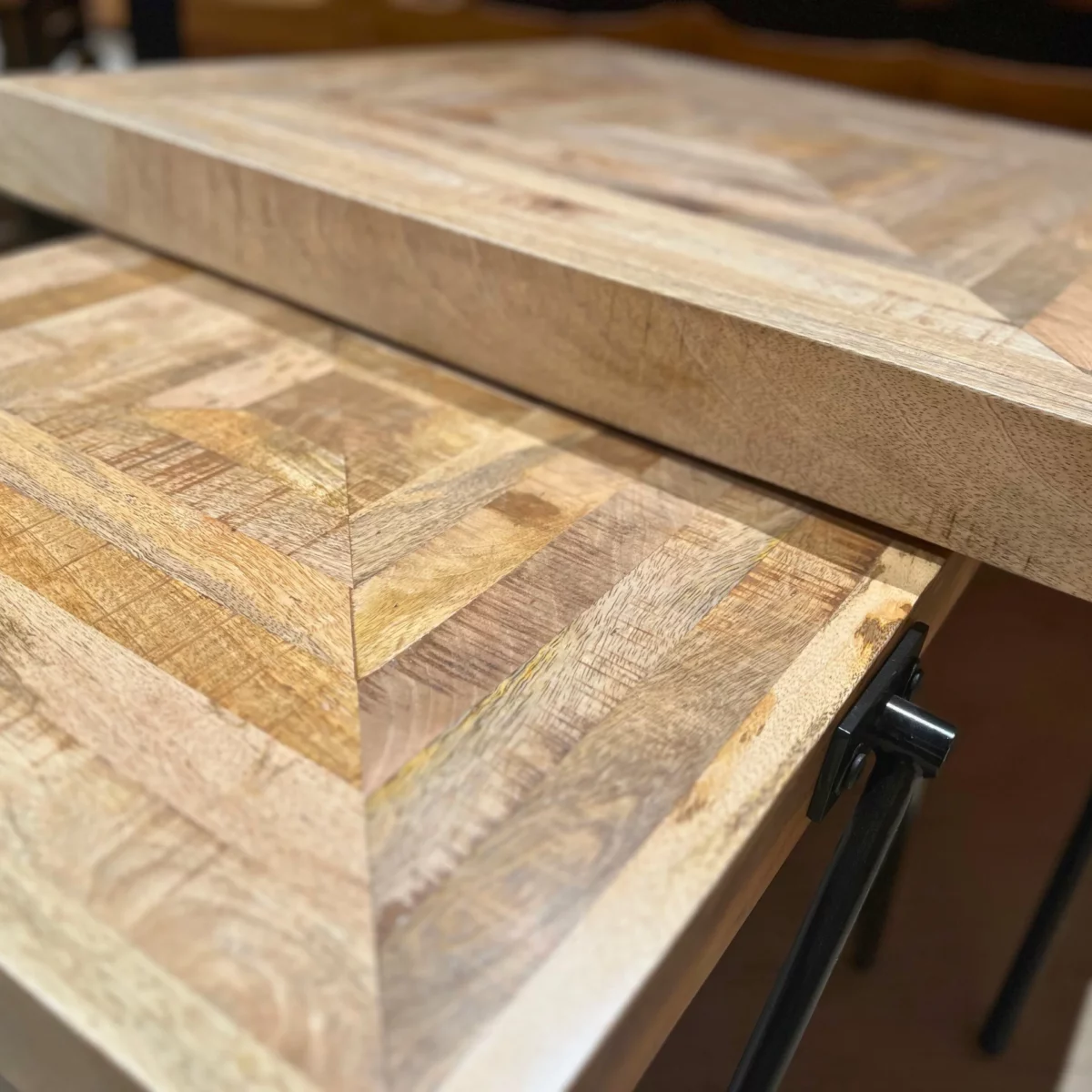 Une table basse au style artisanal