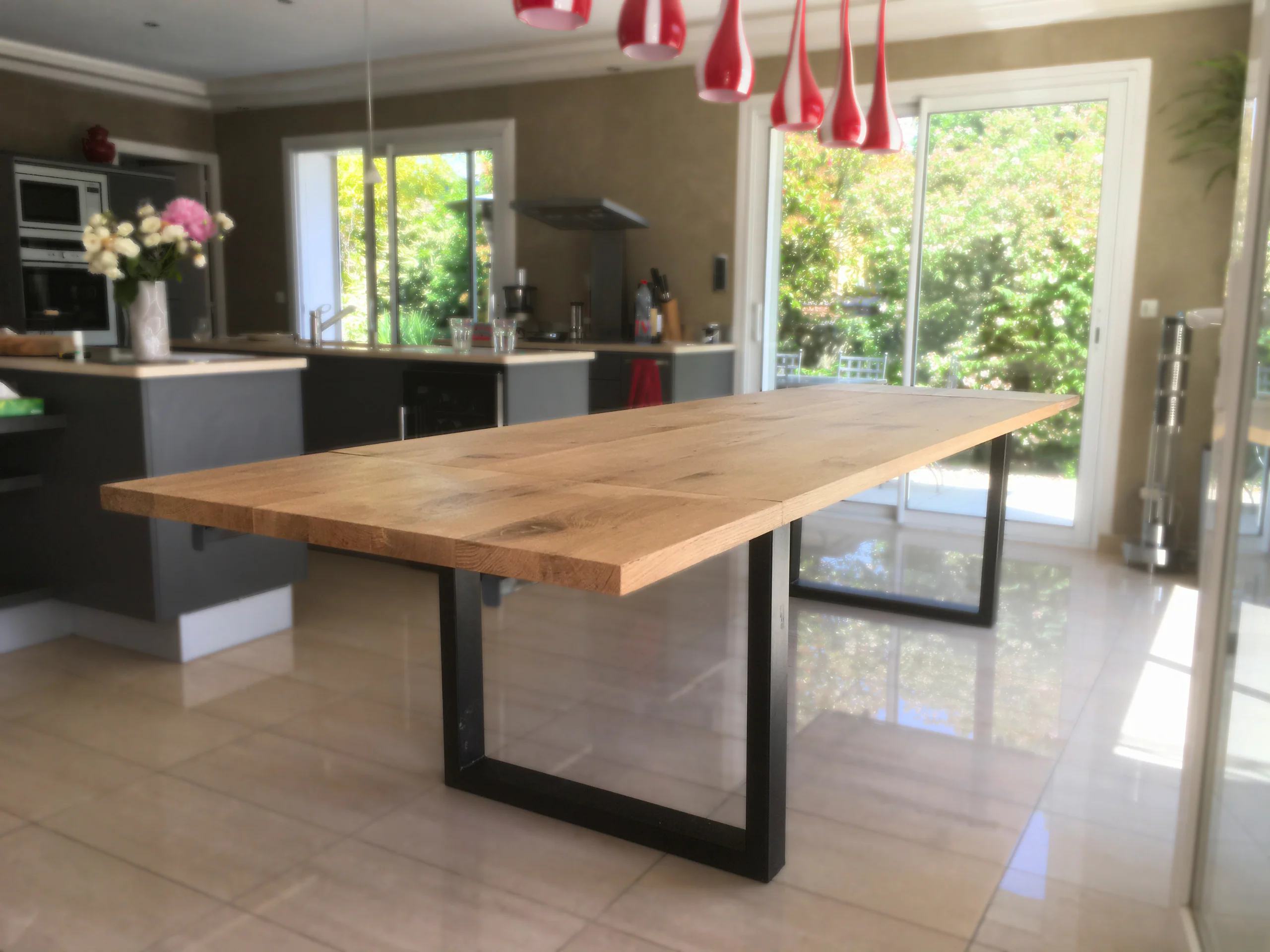Une table à manger en bois et acier avec un banc dans une cuisine