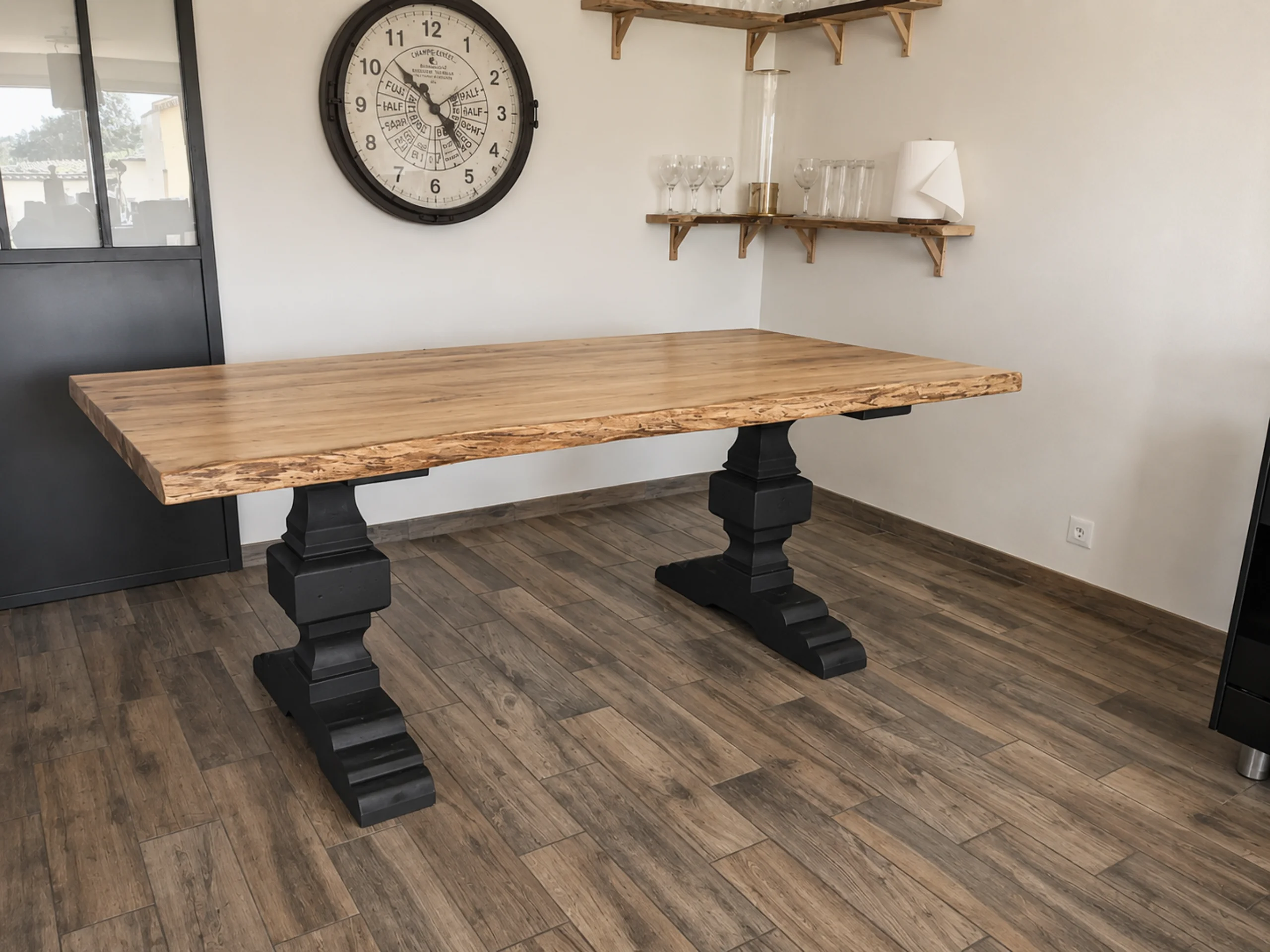 Une table en bois massif