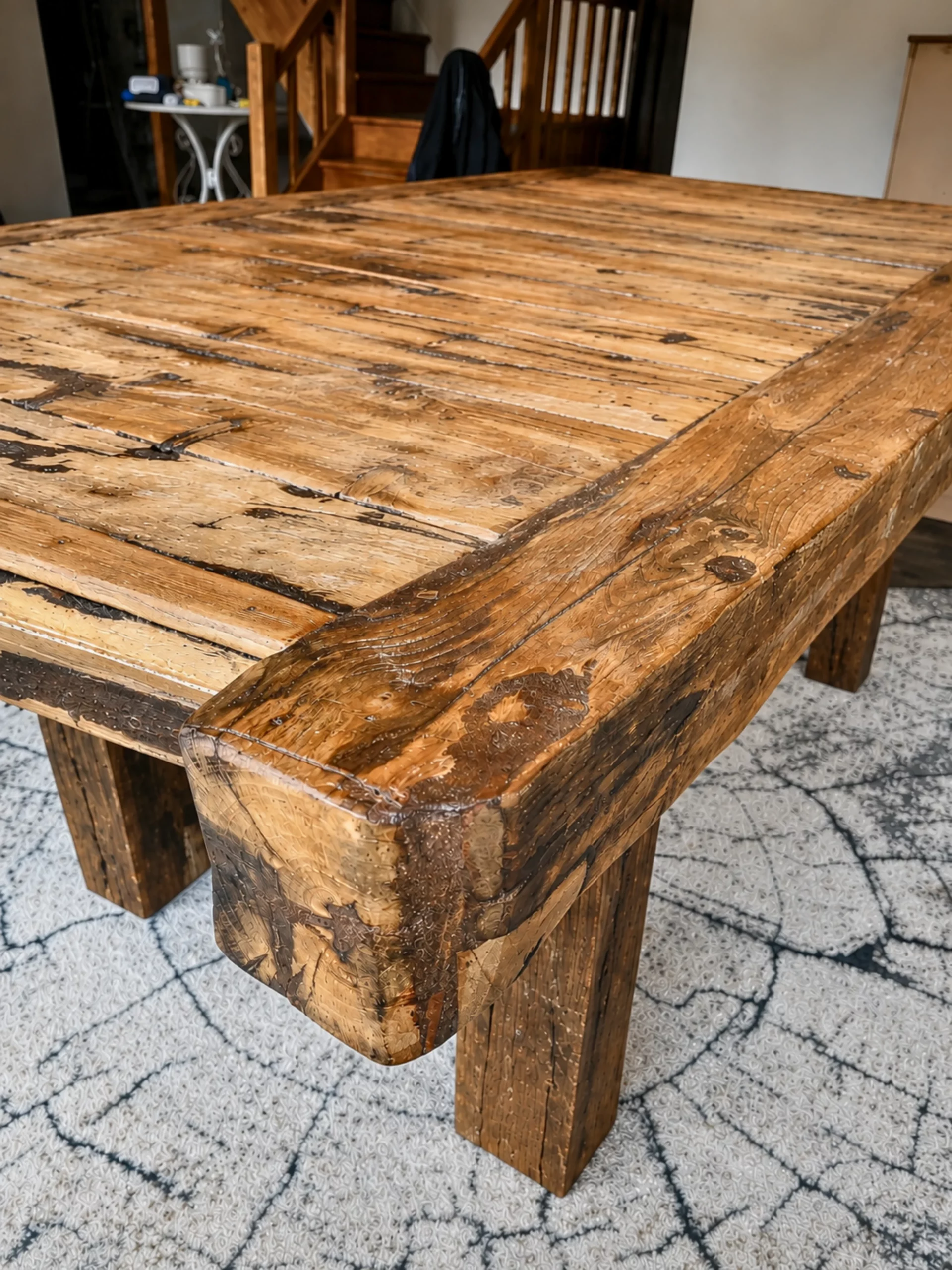 Une table en bois recyclé