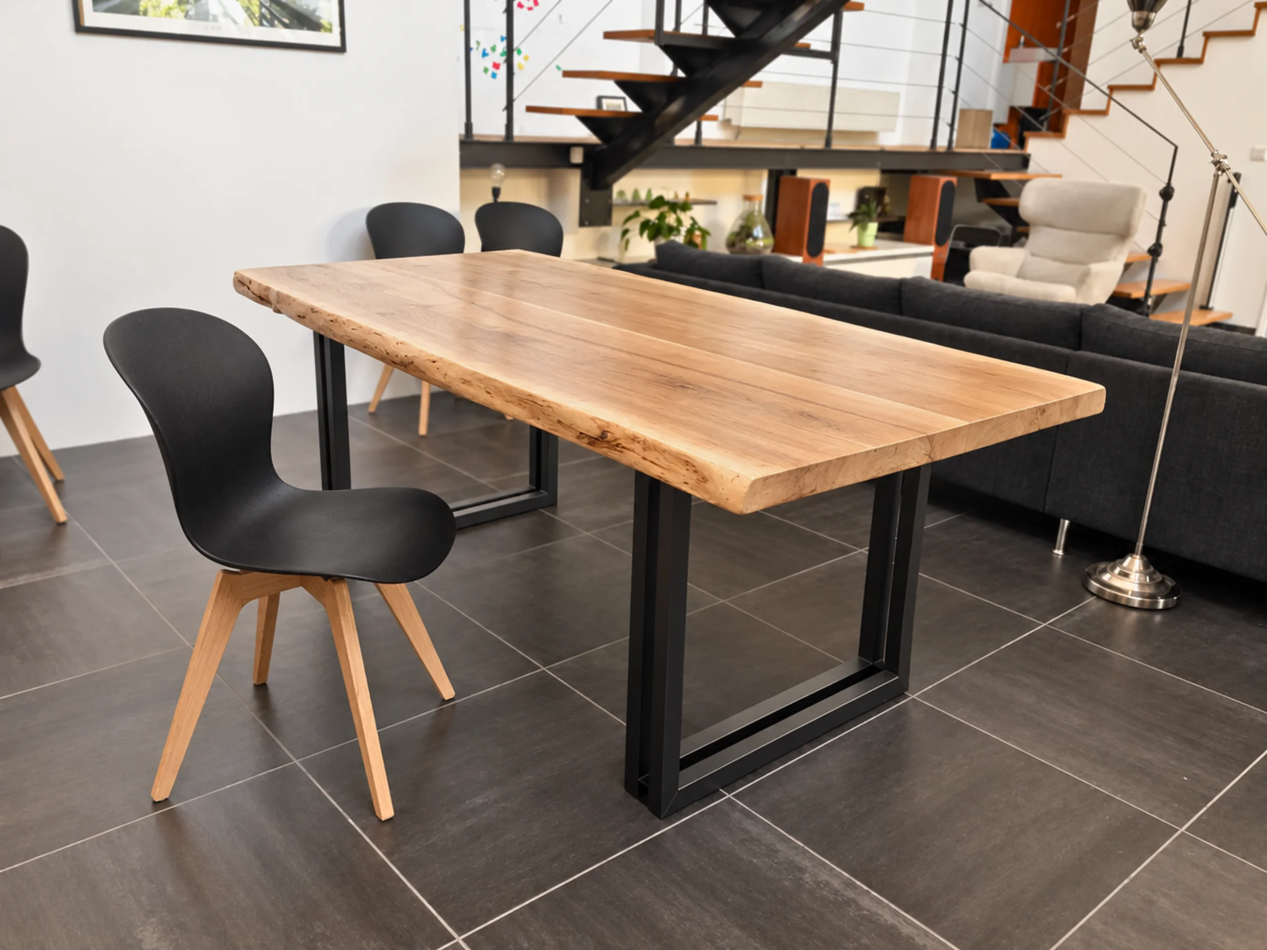 Une table de cuisine en bois et acier