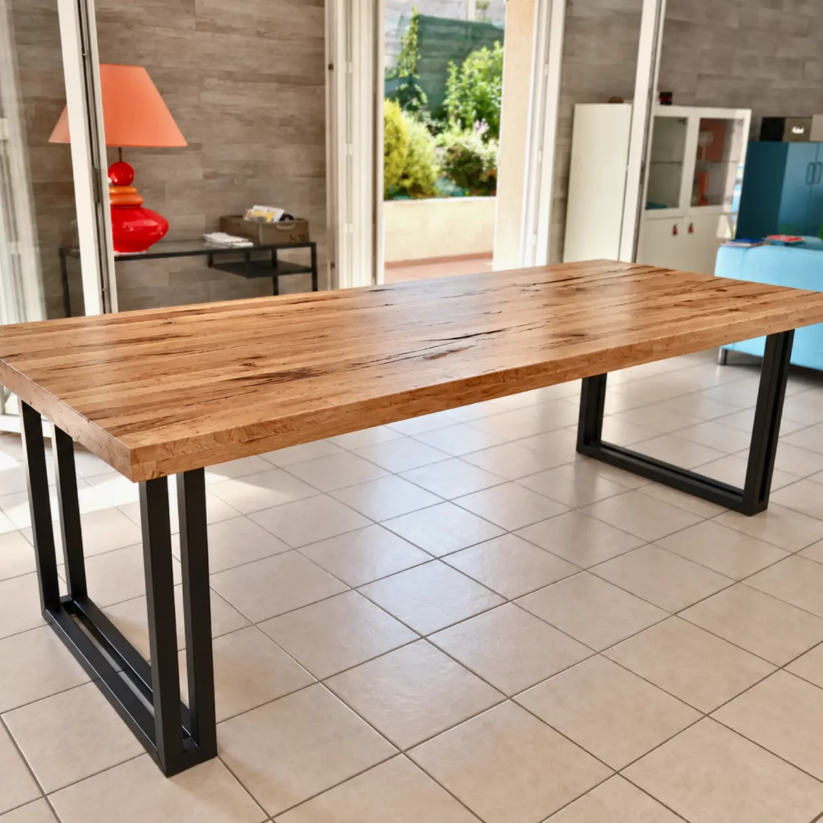 Une table de cuisine en bois et métal