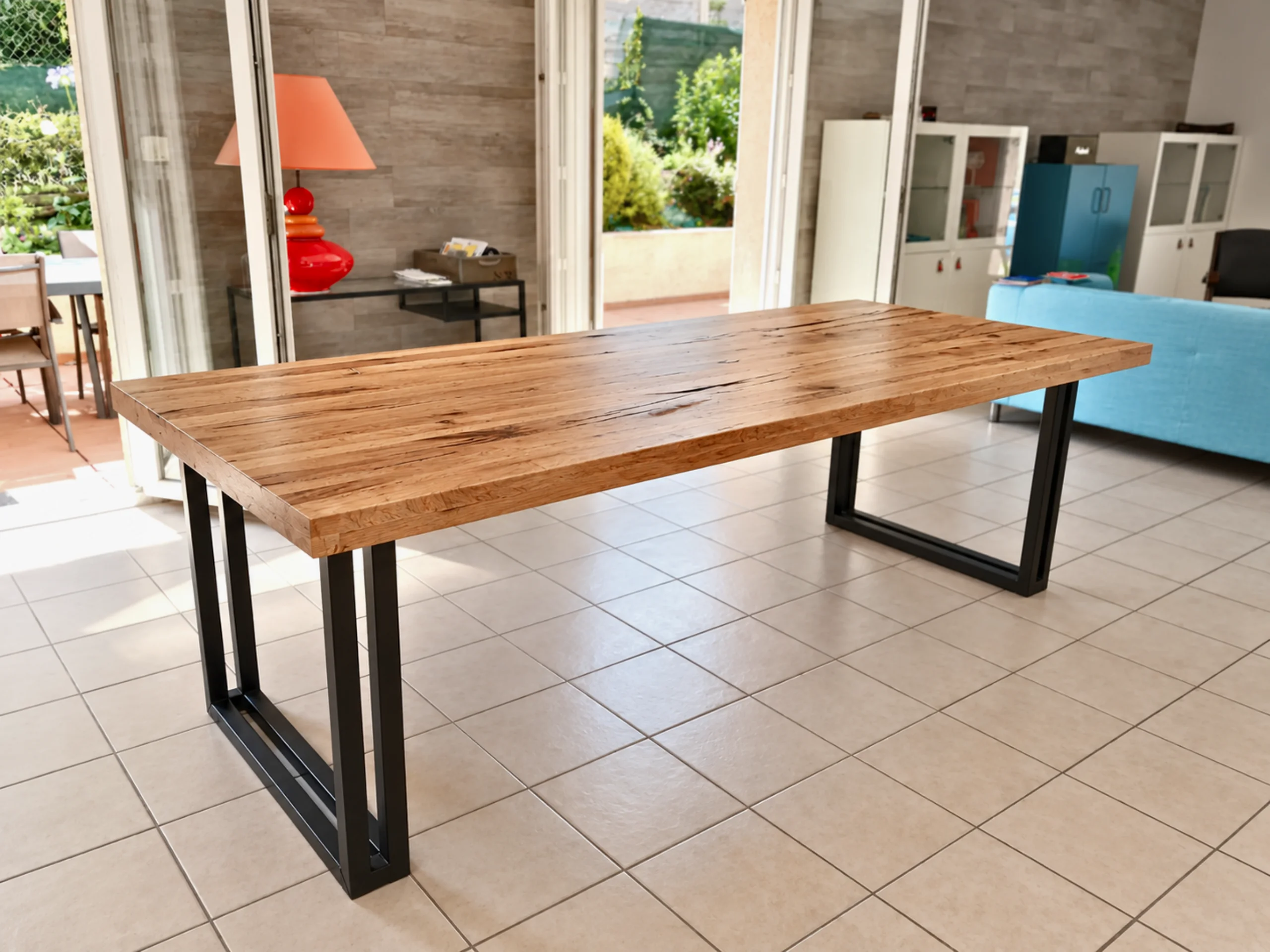 Une table de cuisine en bois et métal