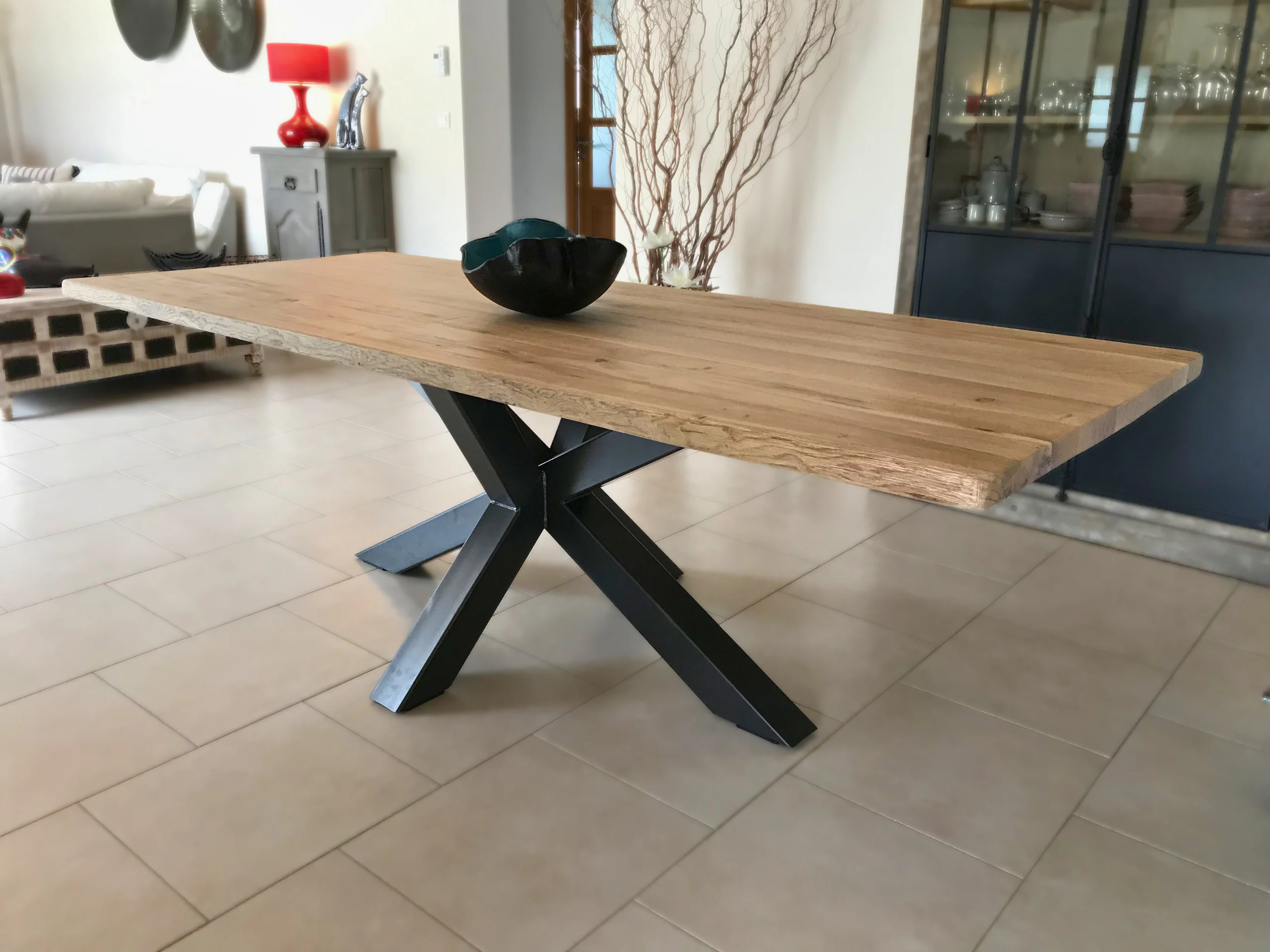 Une table avec un pied de table en acier robuste