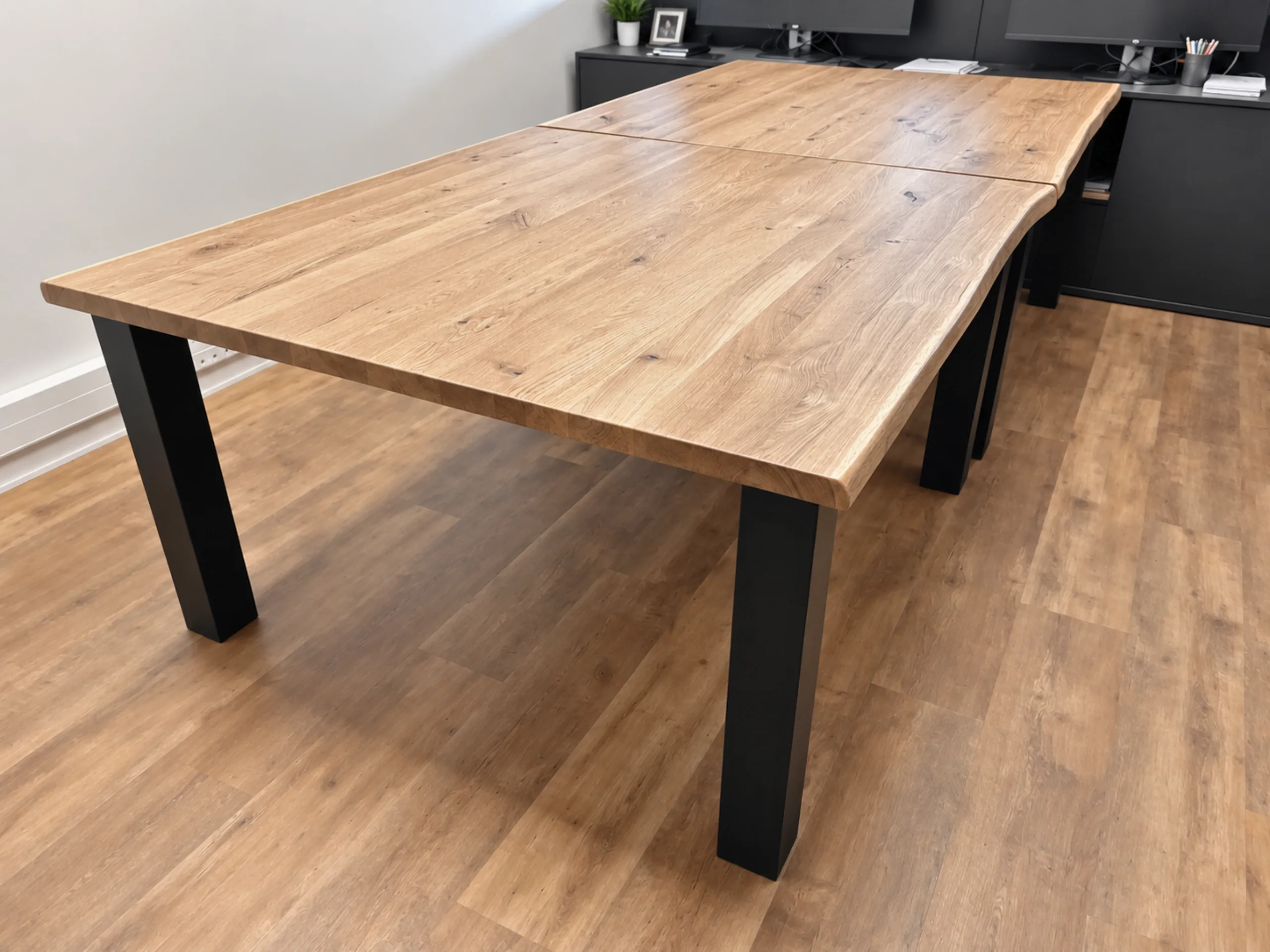 Une table en bois et acier