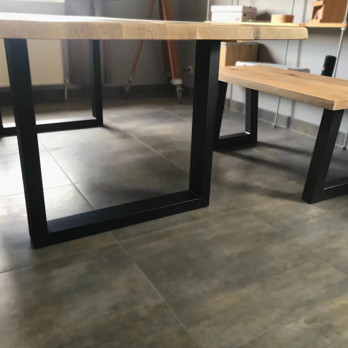 Une table en bois et acier, avec un banc assorti