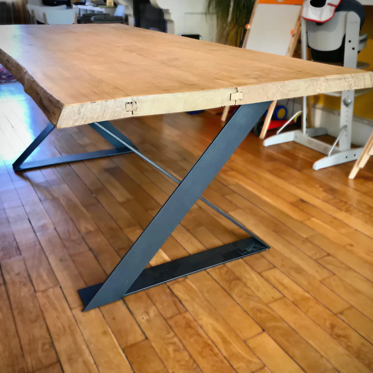 Une table en bois et métal industriel dans un salon