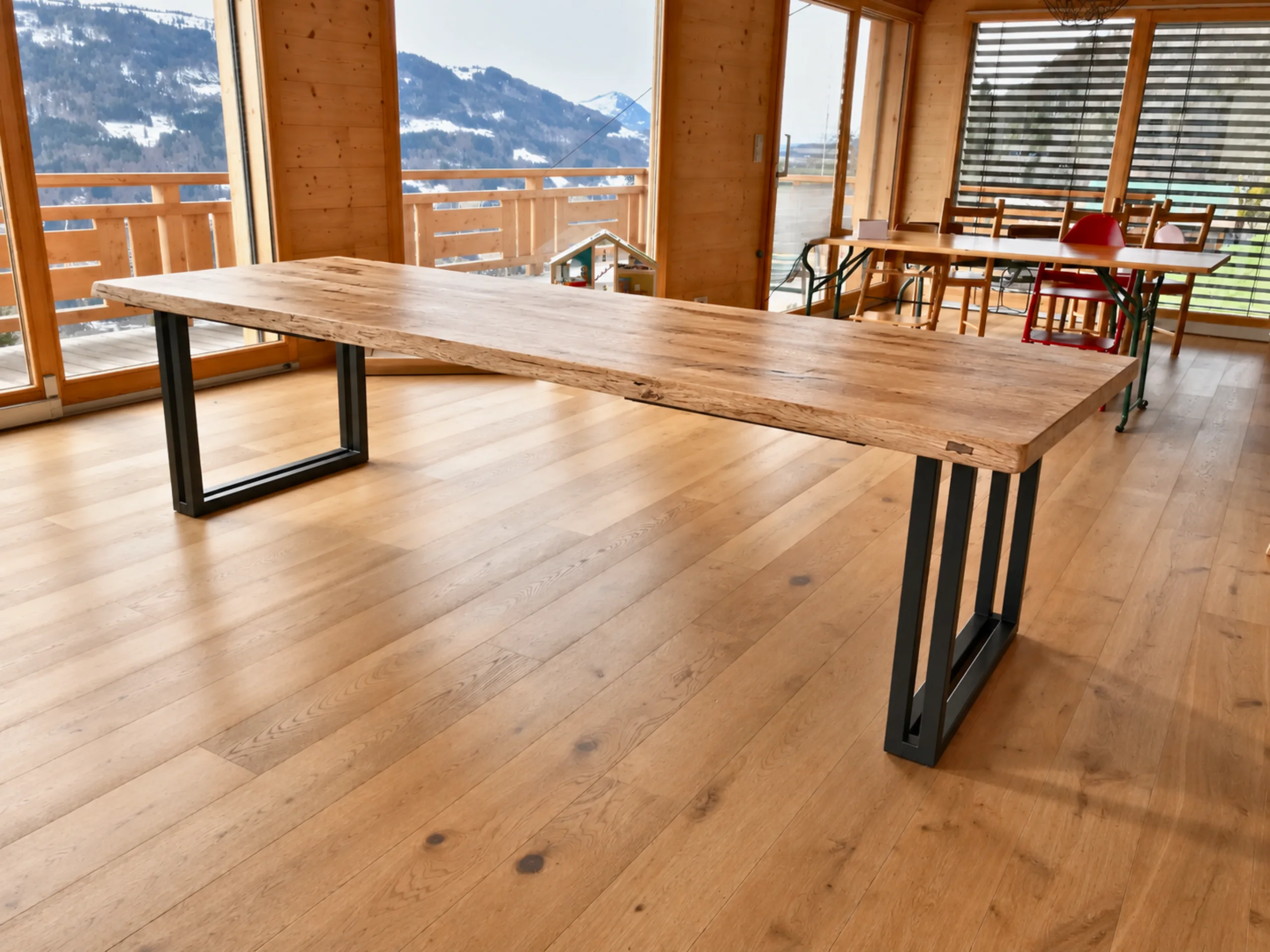 Une table en bois et métal