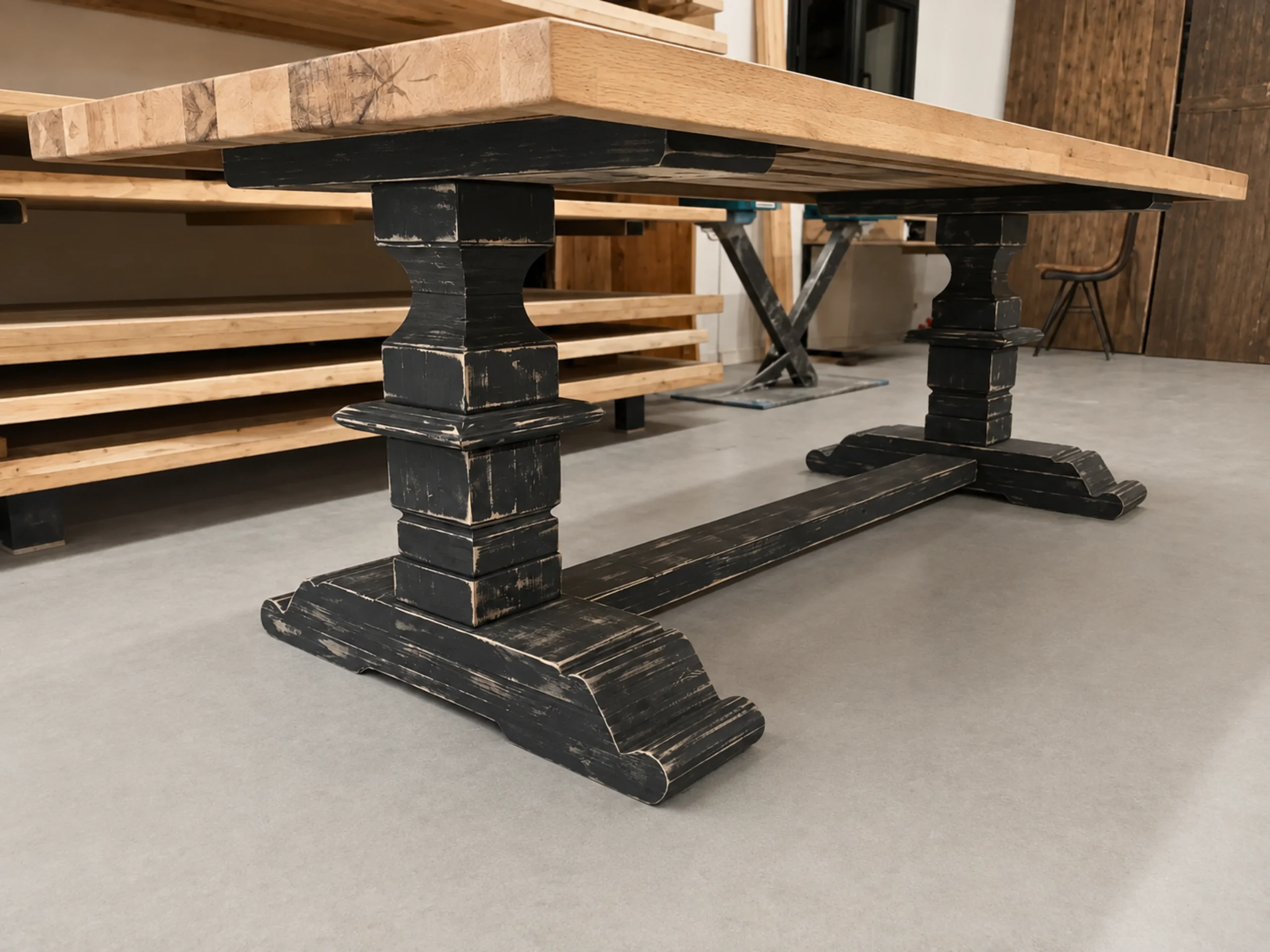 Une table en bois massif dans un atelier