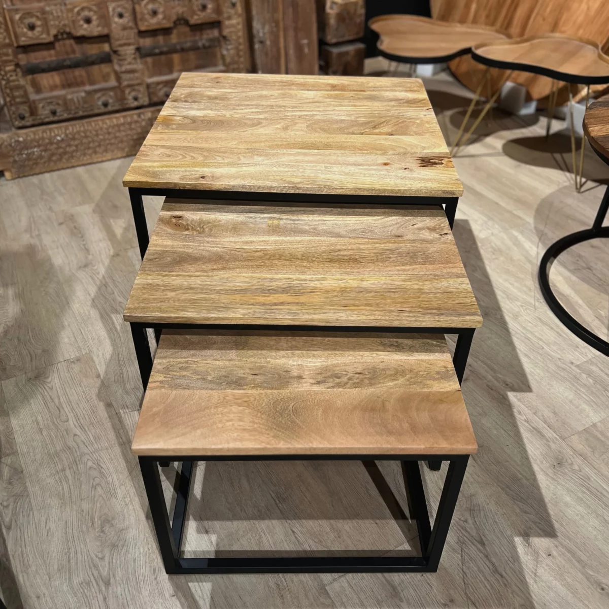 Un ensemble de table gigogne en bois
