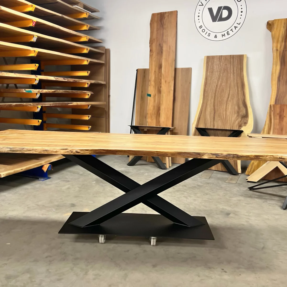 Une table design en bois massif