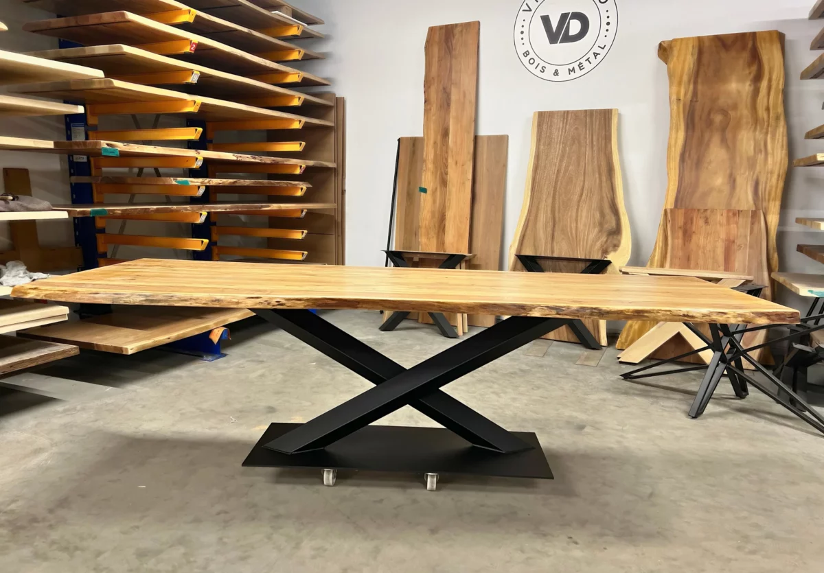 Une table design en bois massif