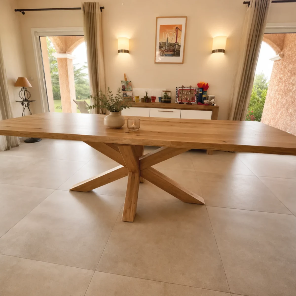 Une table avec un pied central en chêne massif