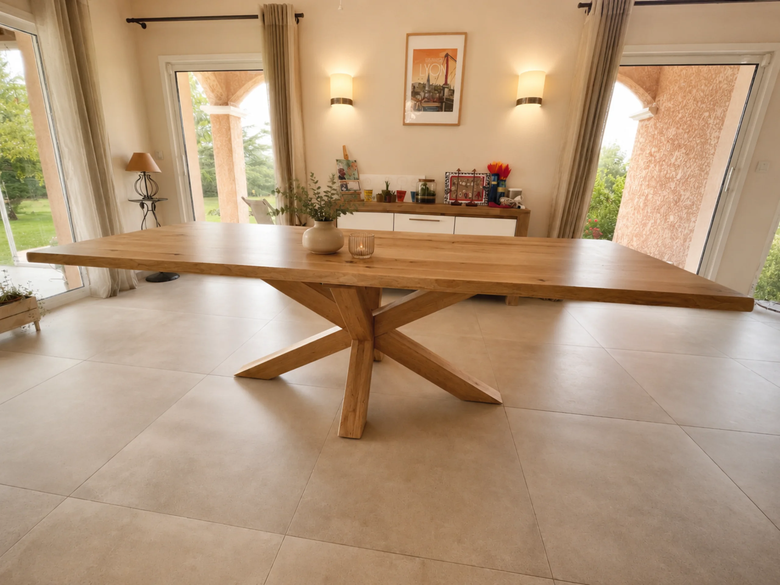 Une table avec un pied central en chêne massif