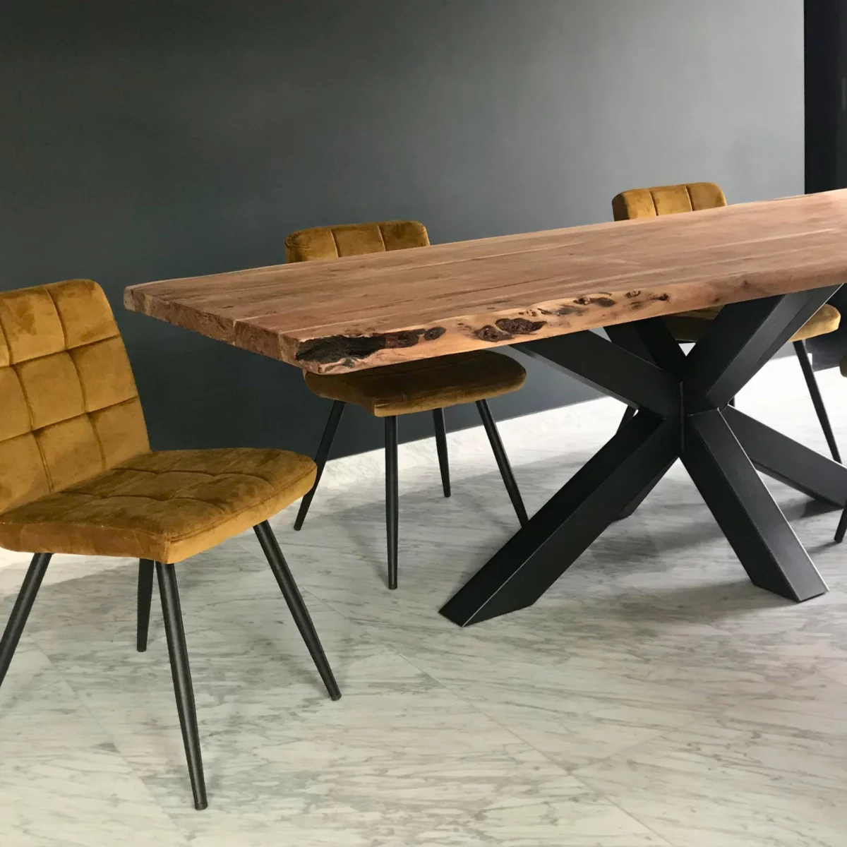 Un salon avec une table dotée d'un pied étoile, avec des chaises jaunes