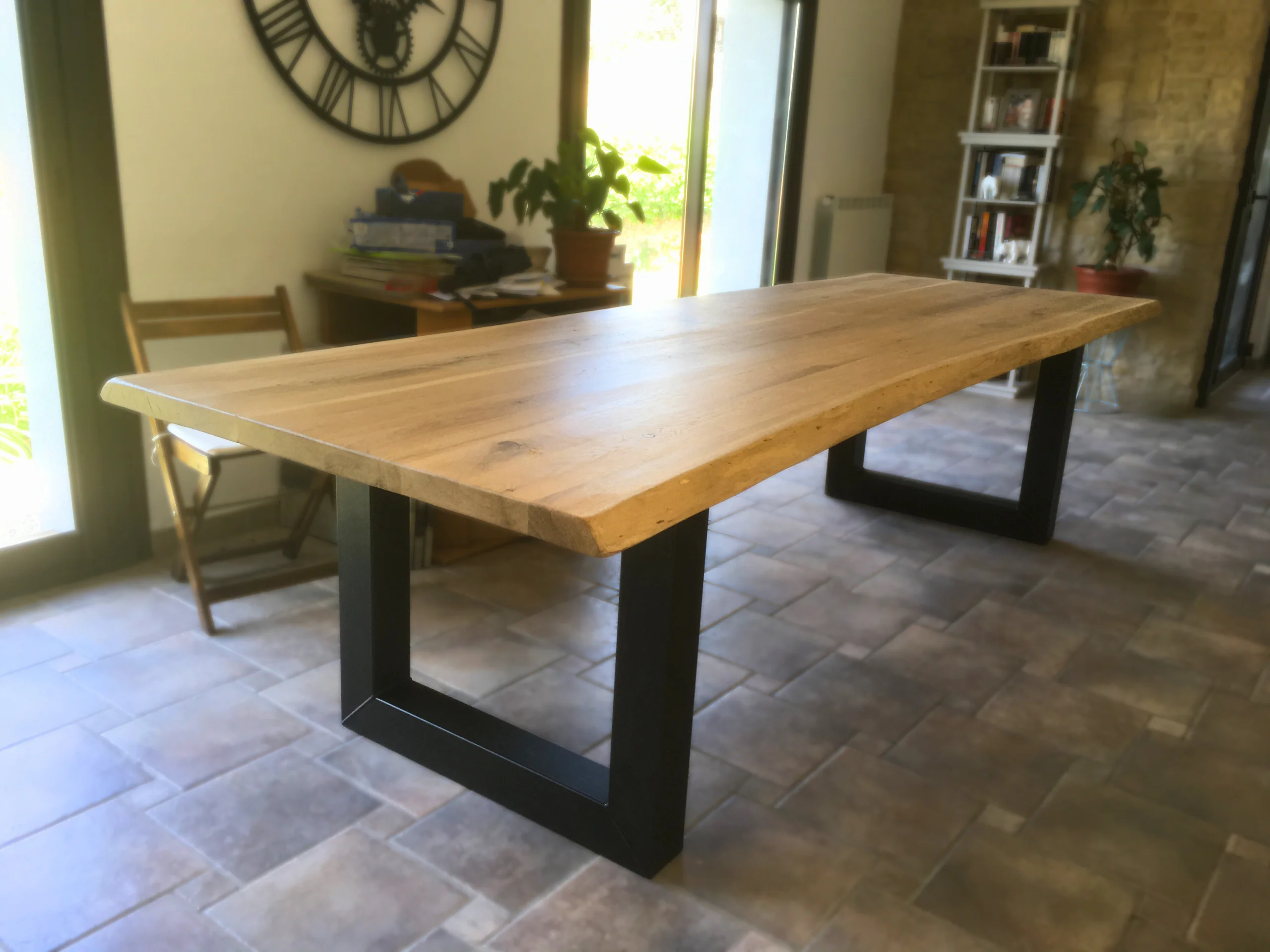 Une table avec des pieds en forme de U
