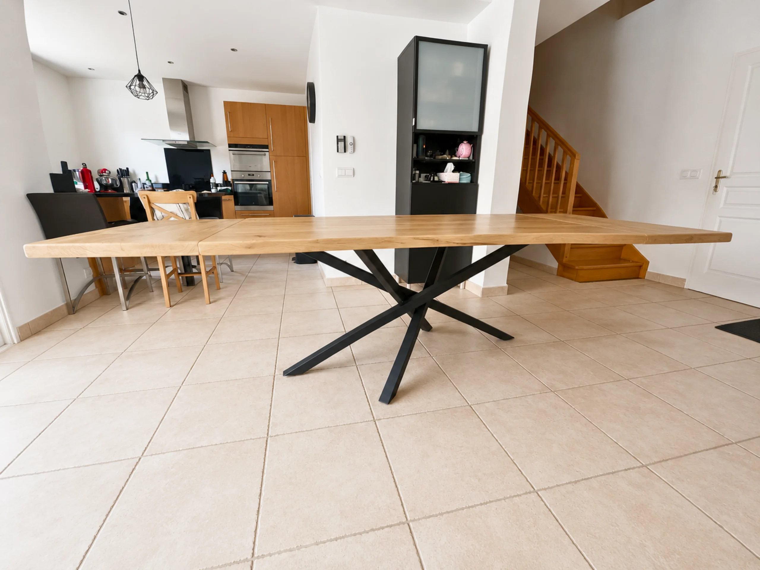 Une table avec pieds croisés Mikado