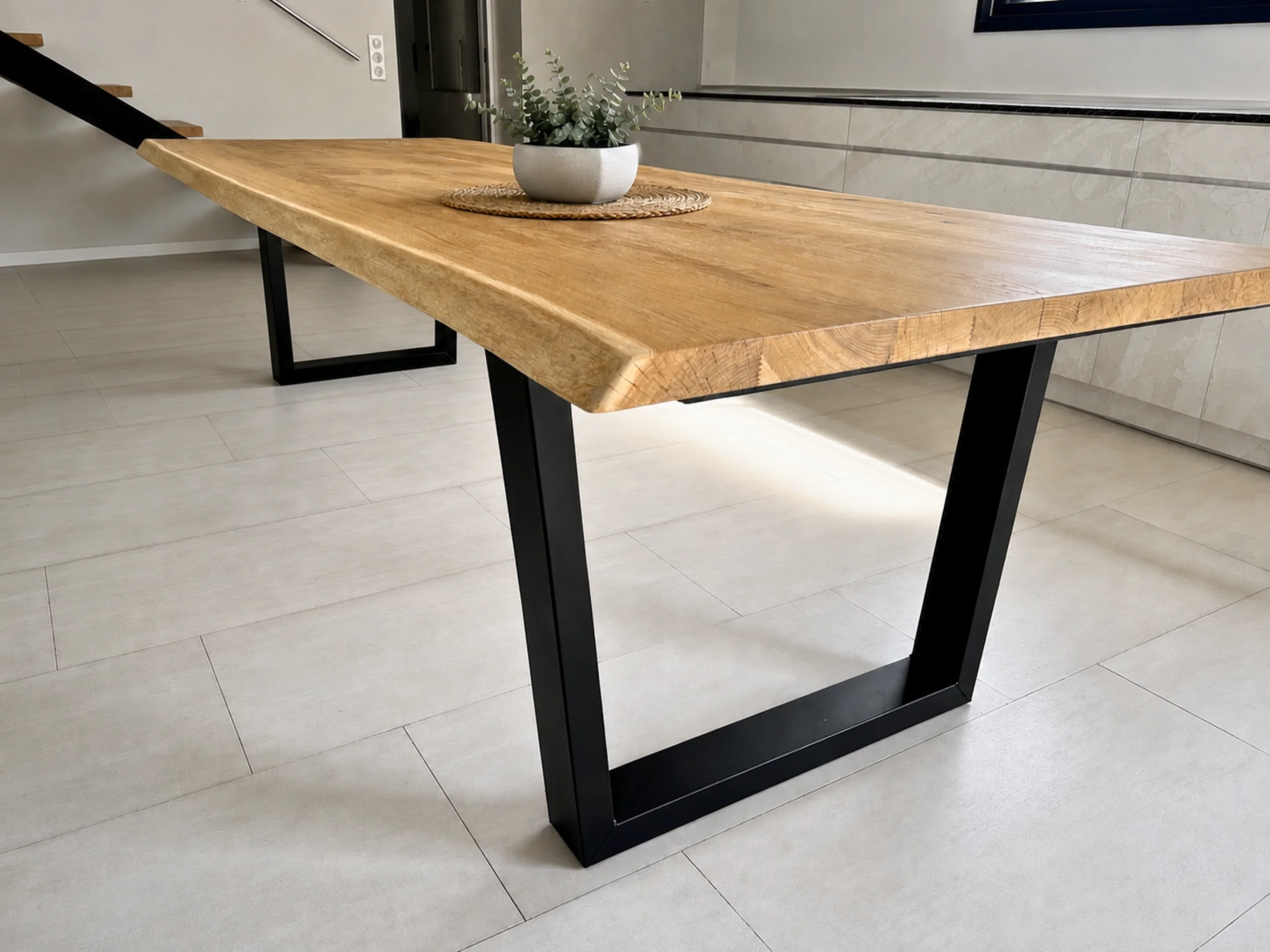 Une table rectangulaire en bois massif
