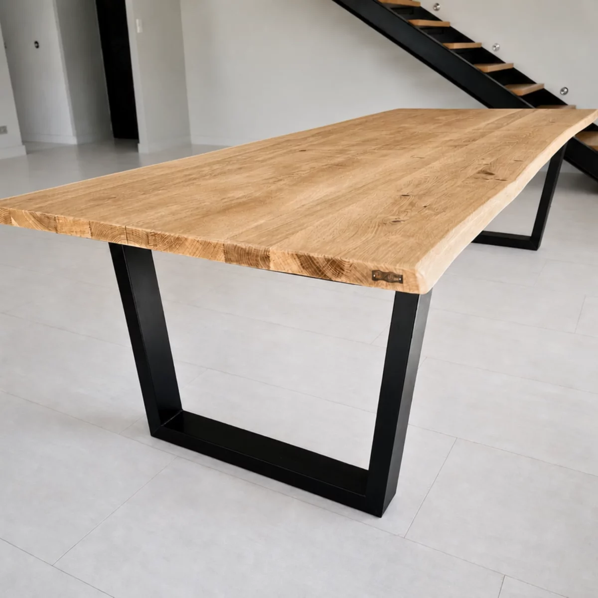 Une table rectangulaire en chêne massif
