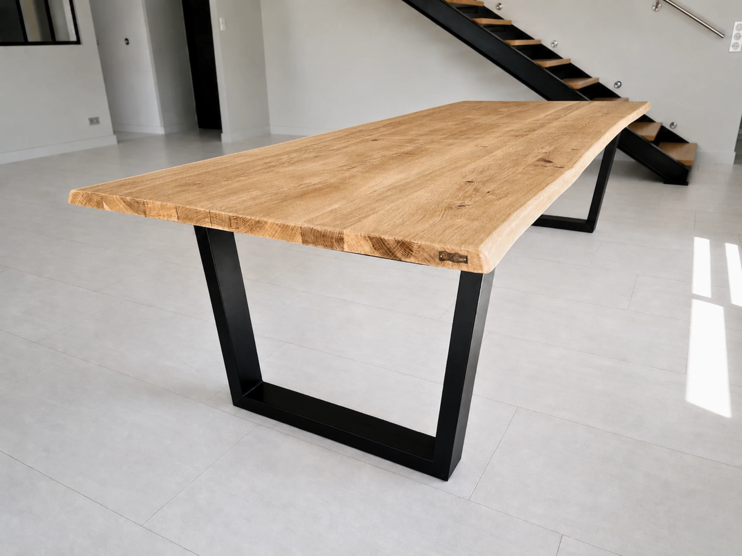 Une table rectangulaire en chêne massif