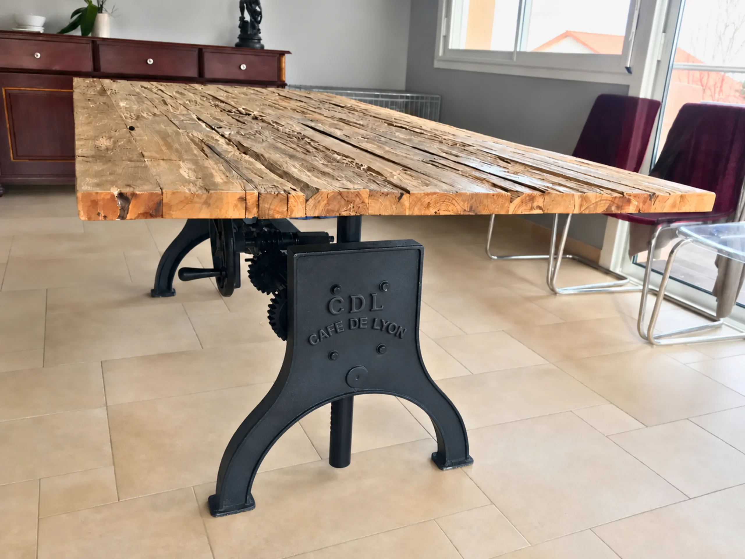 Une table réglable en hauteur en bois et fonte