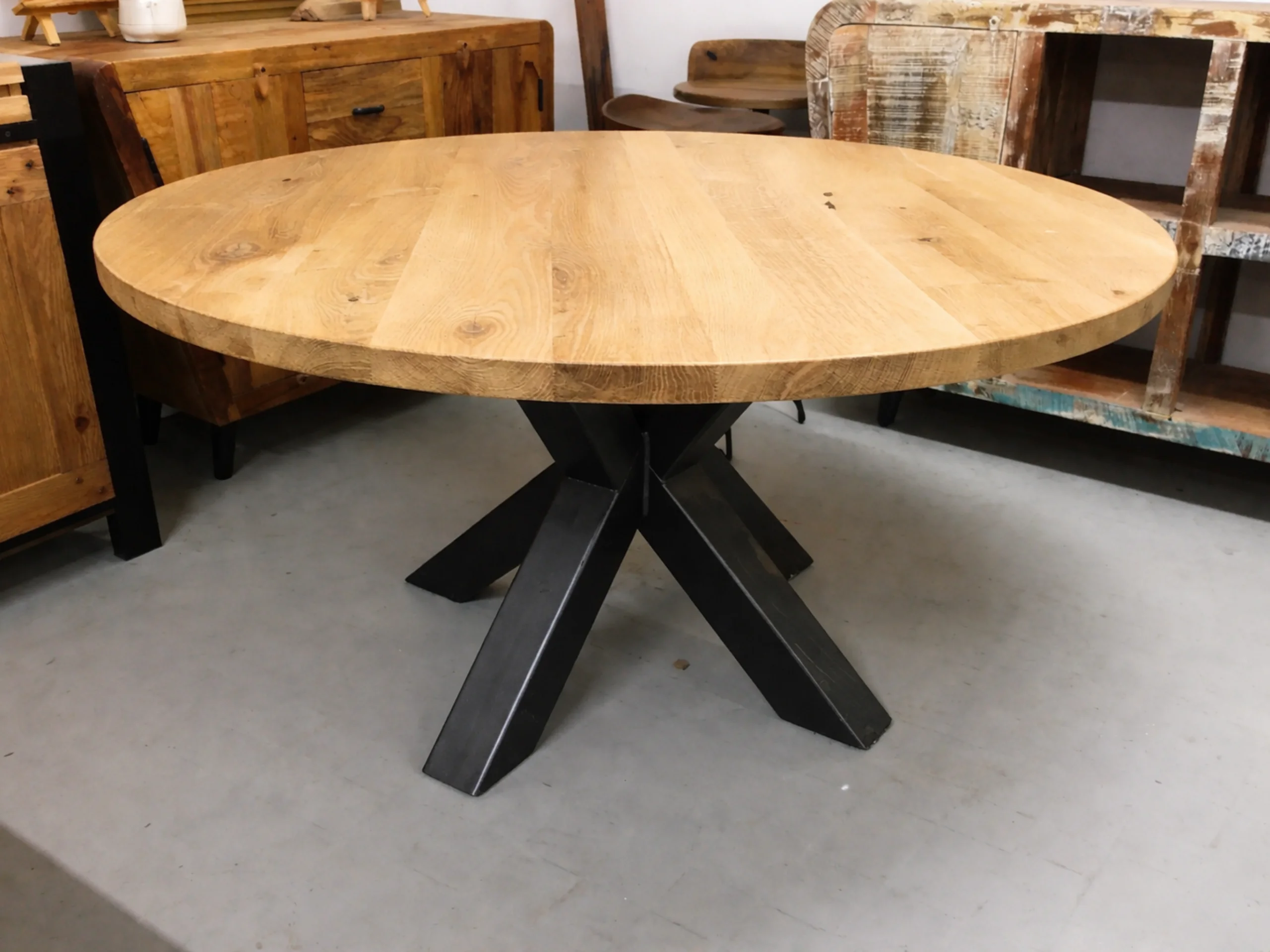 Une table ronde en bois et acier