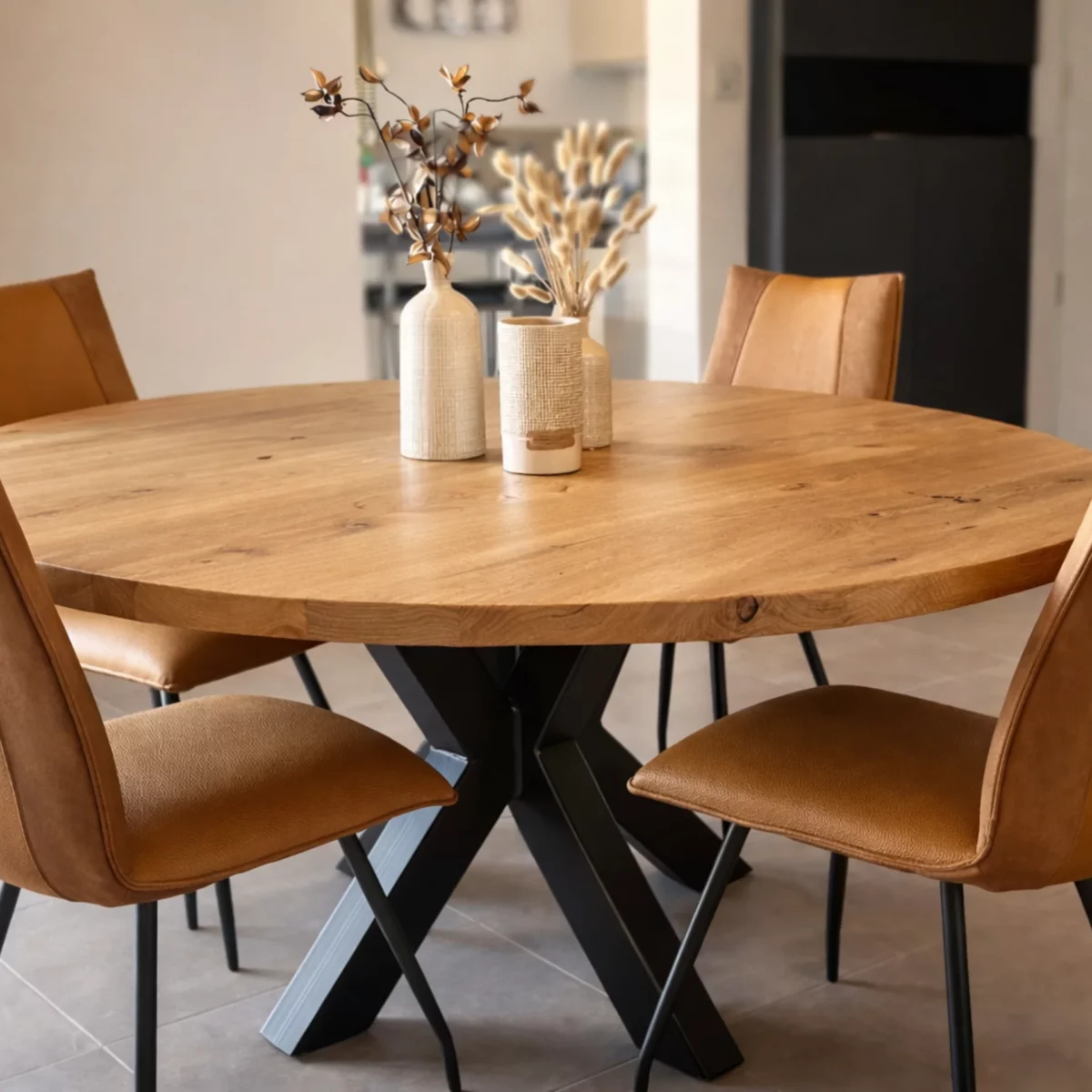 Une table ronde dans une salle à manger