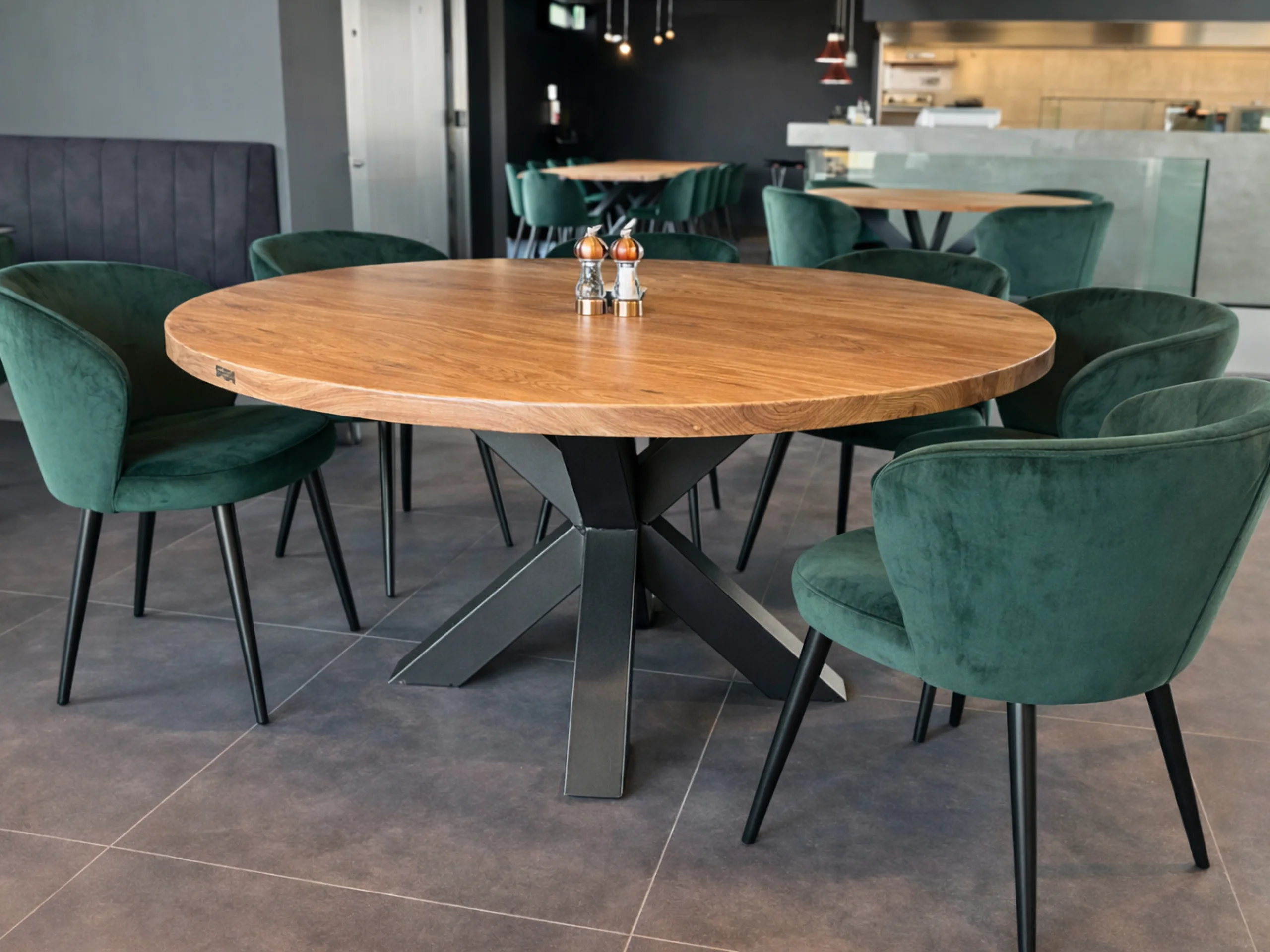 Une table ronde à manger dans un restaurant