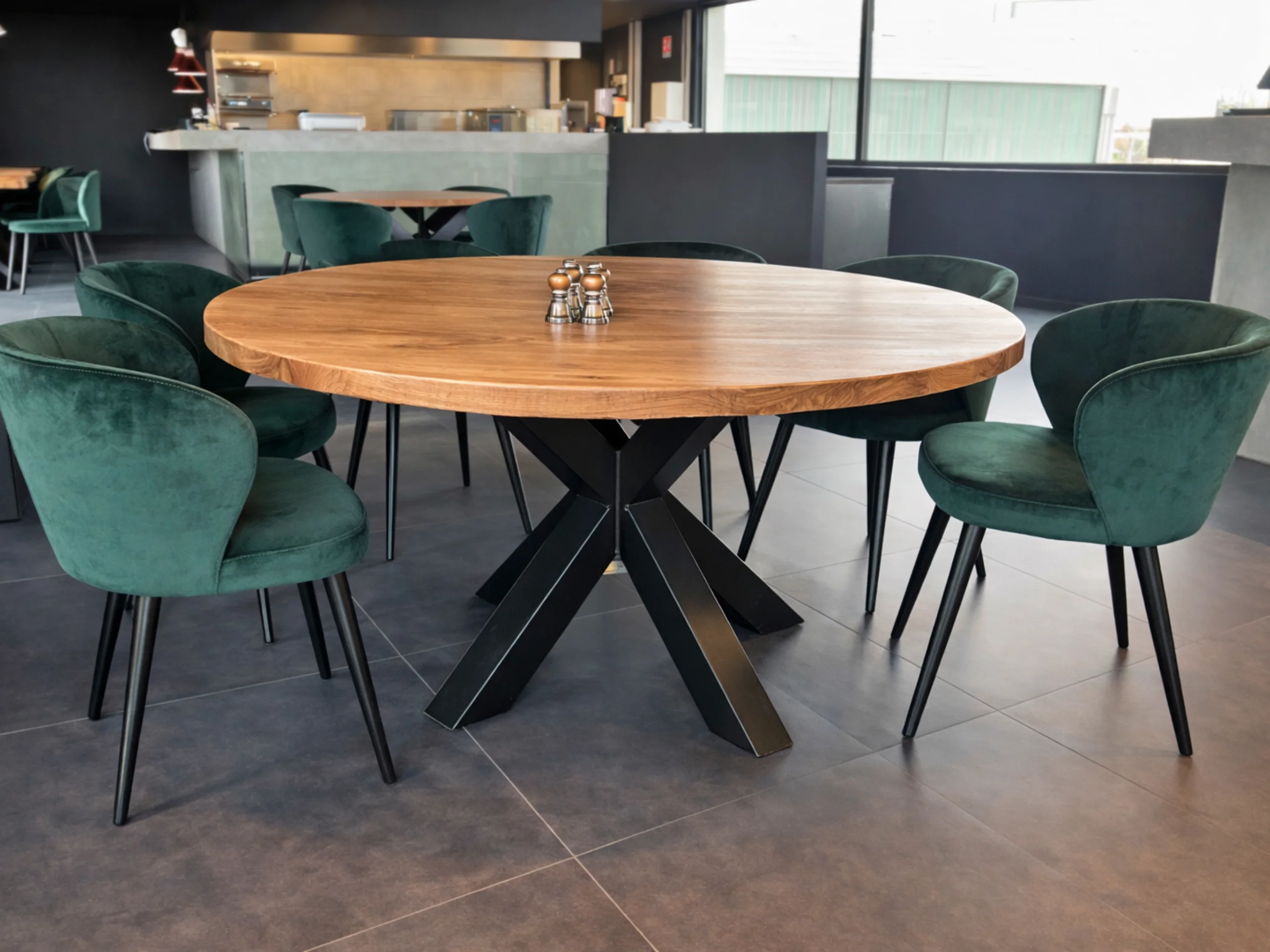 Une table ronde moderne dans un restaurant