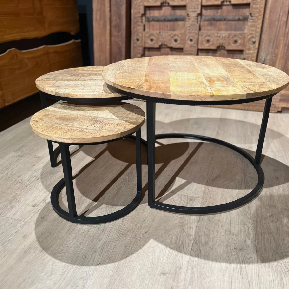 Trois tables basses empilables en bois de manguier
