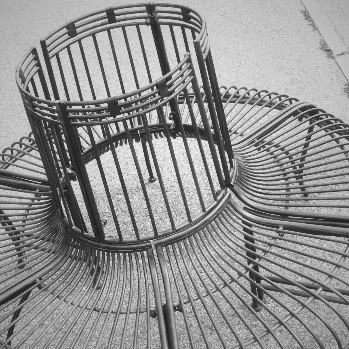 Un grand banc de jardin circulaire