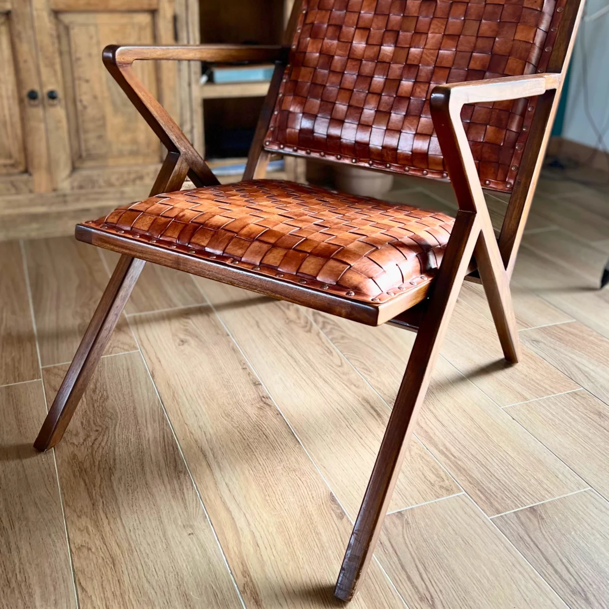 Un fauteuil en cuir tressé