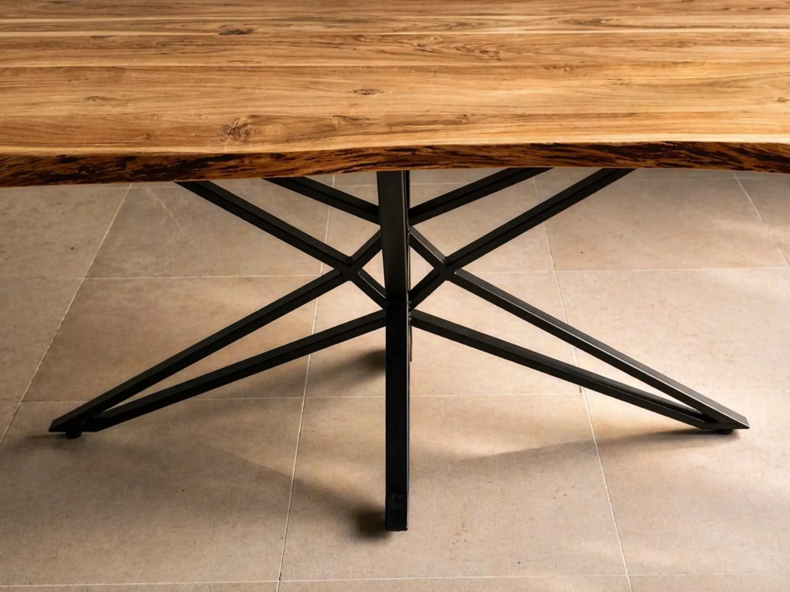 Un pied en acier pour table