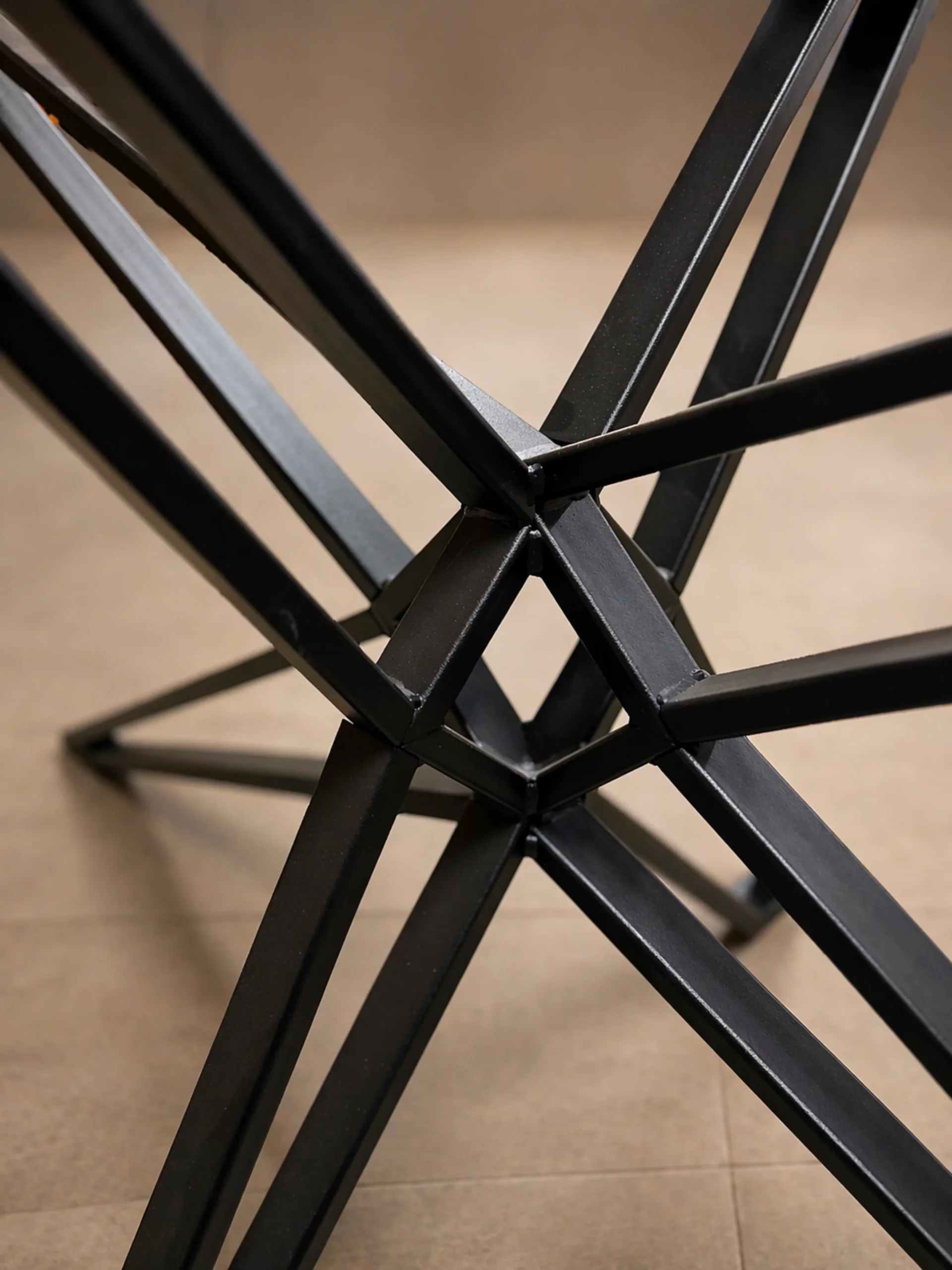 Un pied en acier noir pour table