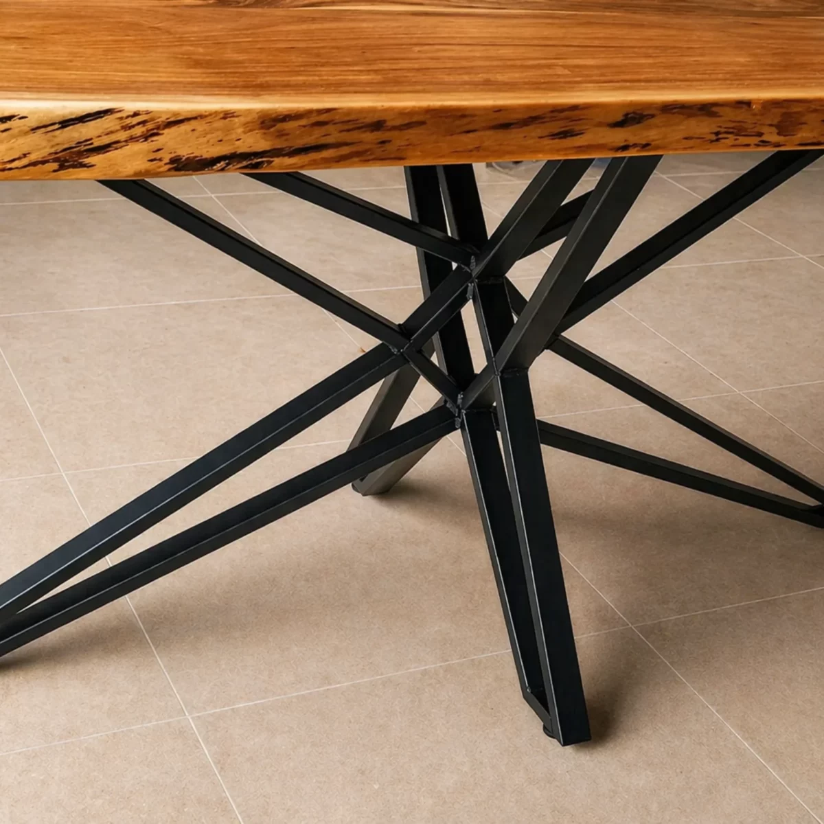 Un pied pour table en acier