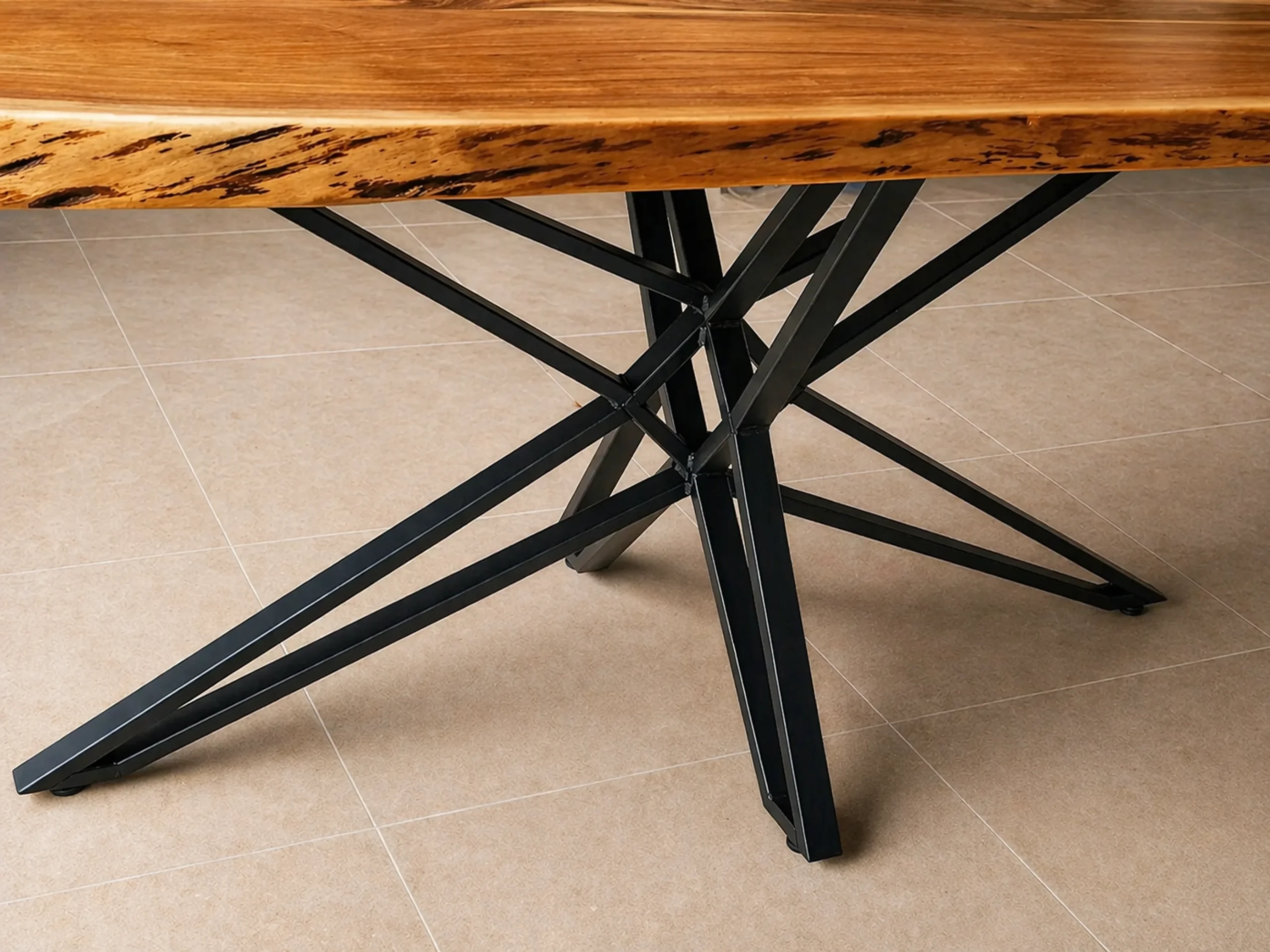 Un pied pour table en acier