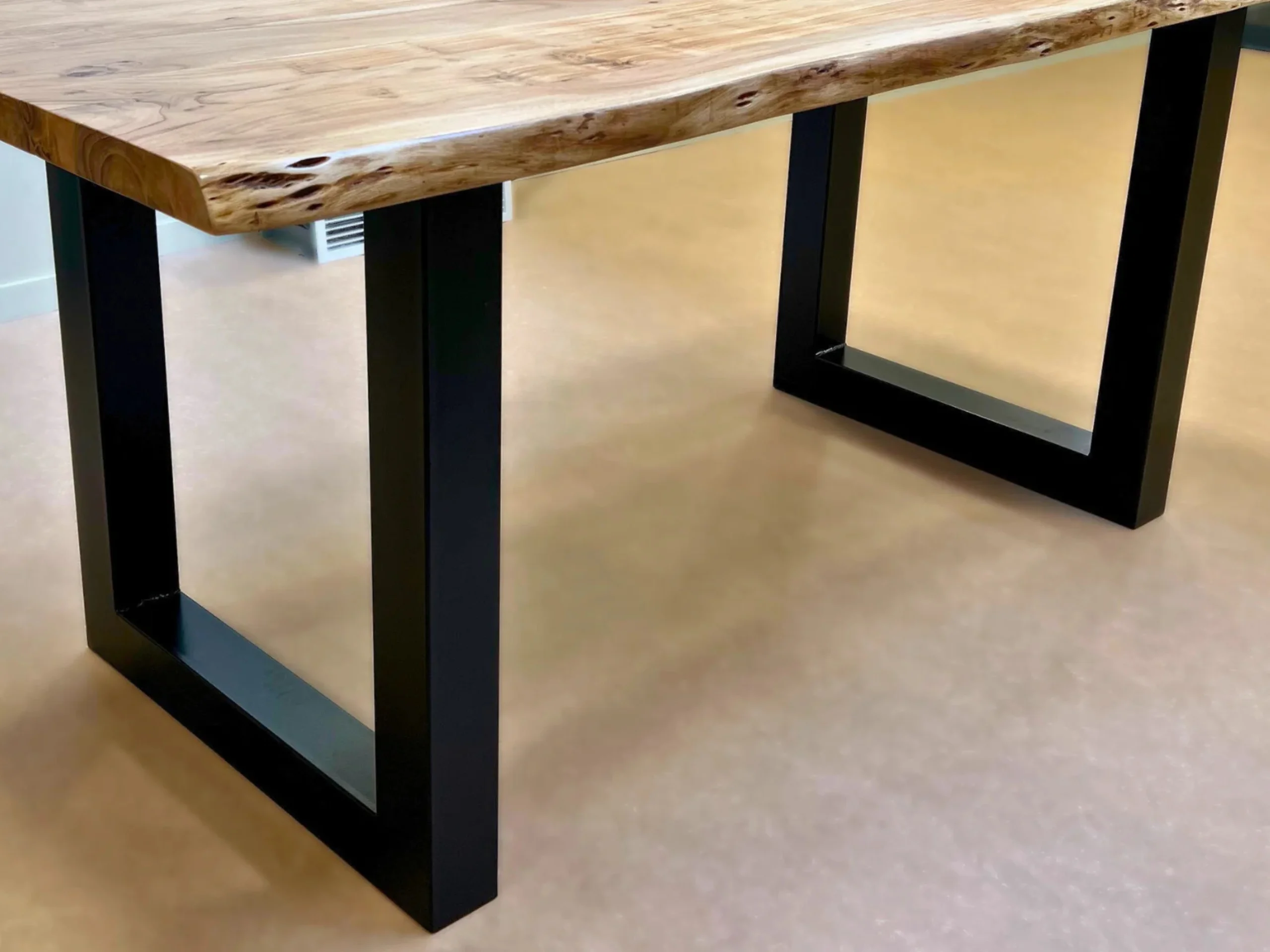 Des pieds pour table mange-debout