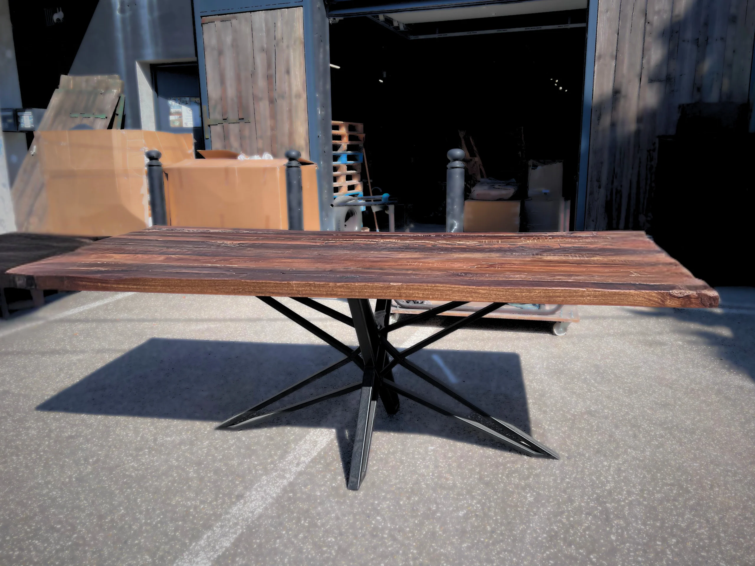 Une table en bois massif au style industriel