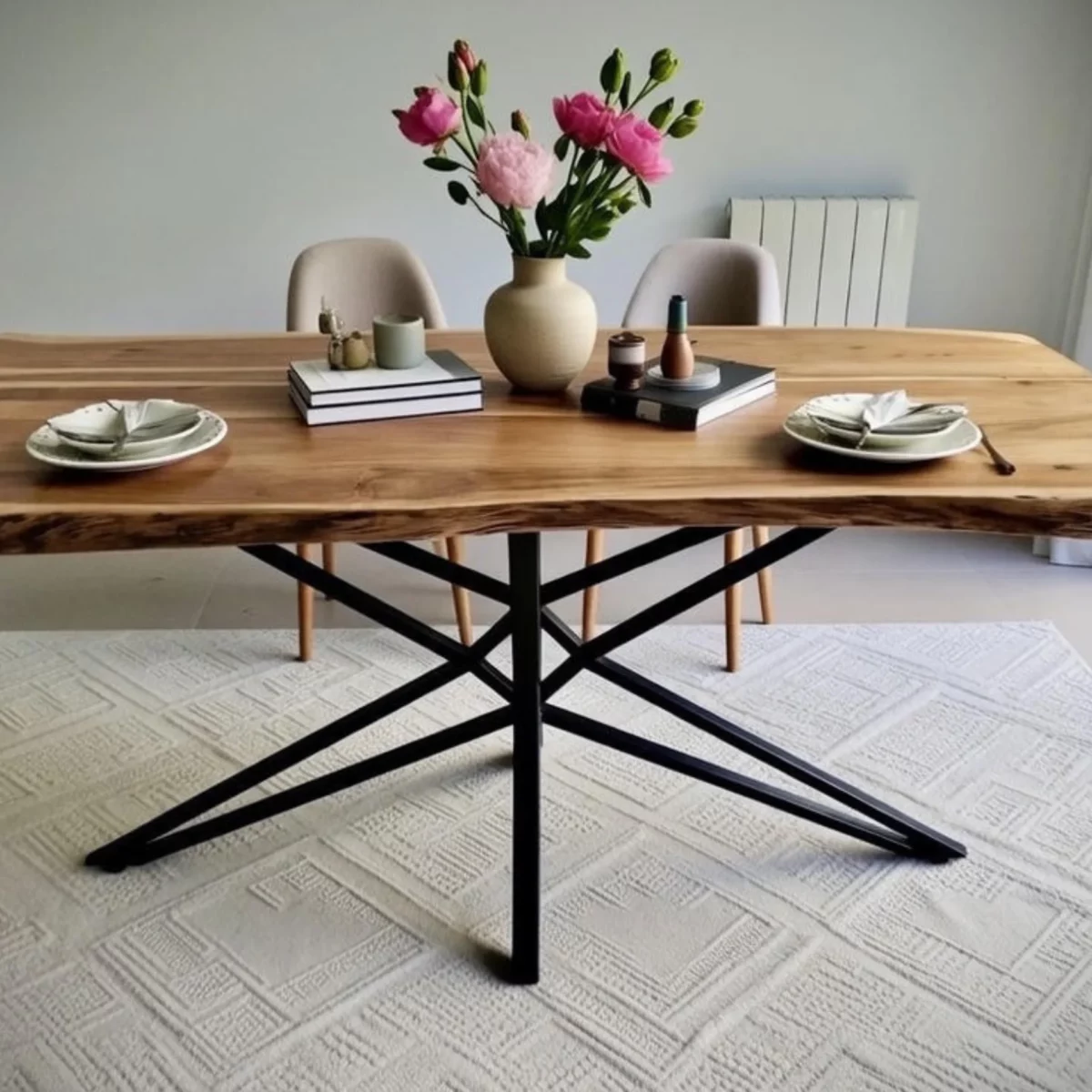 Une table de salle à manger en bois massif dans un salon