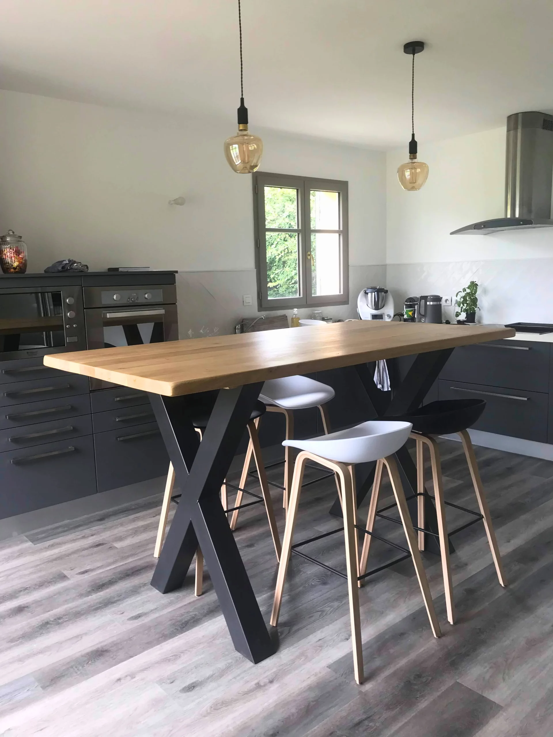 Une table à manger debout avec des pieds en croix