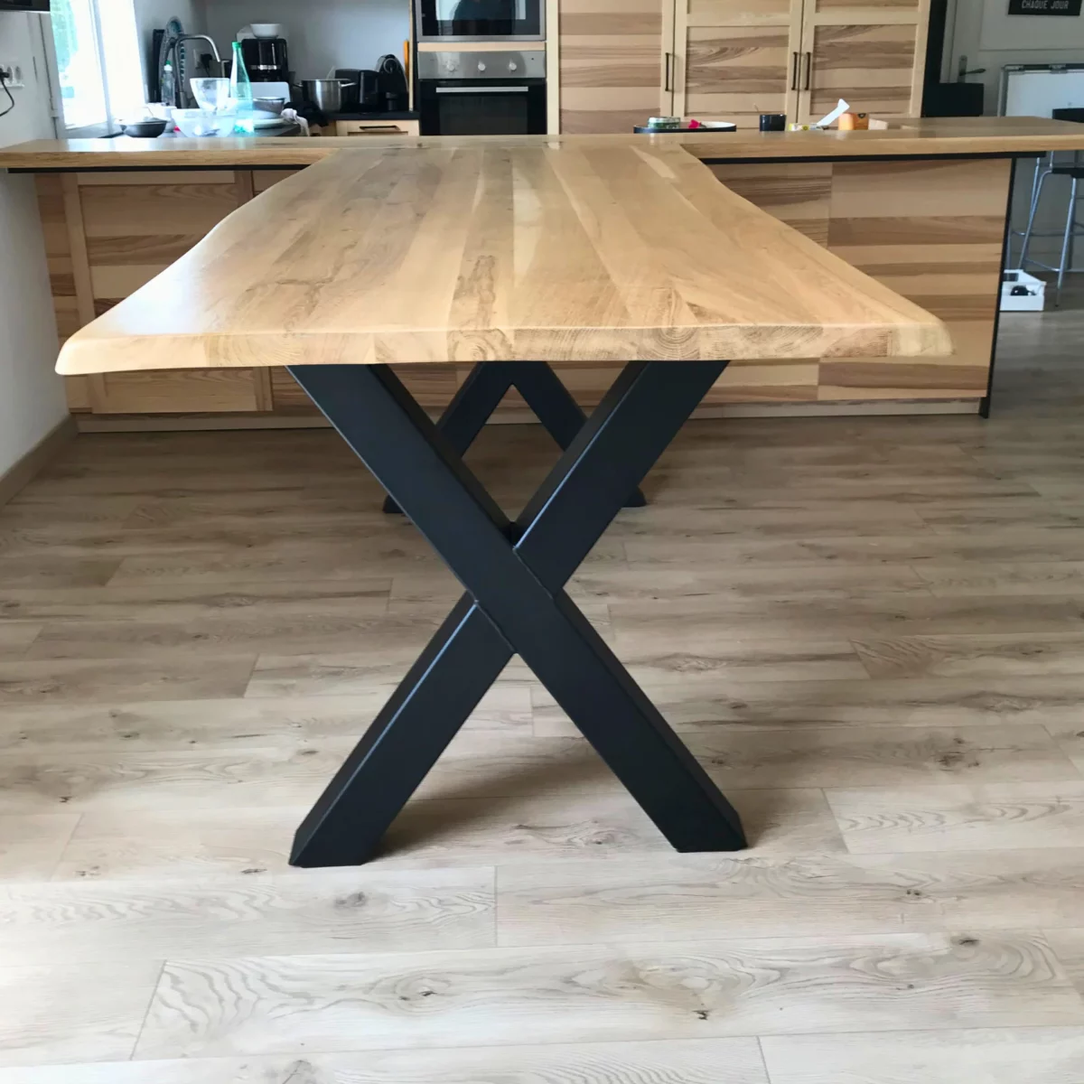 Une table à manger debout dans une cuisine
