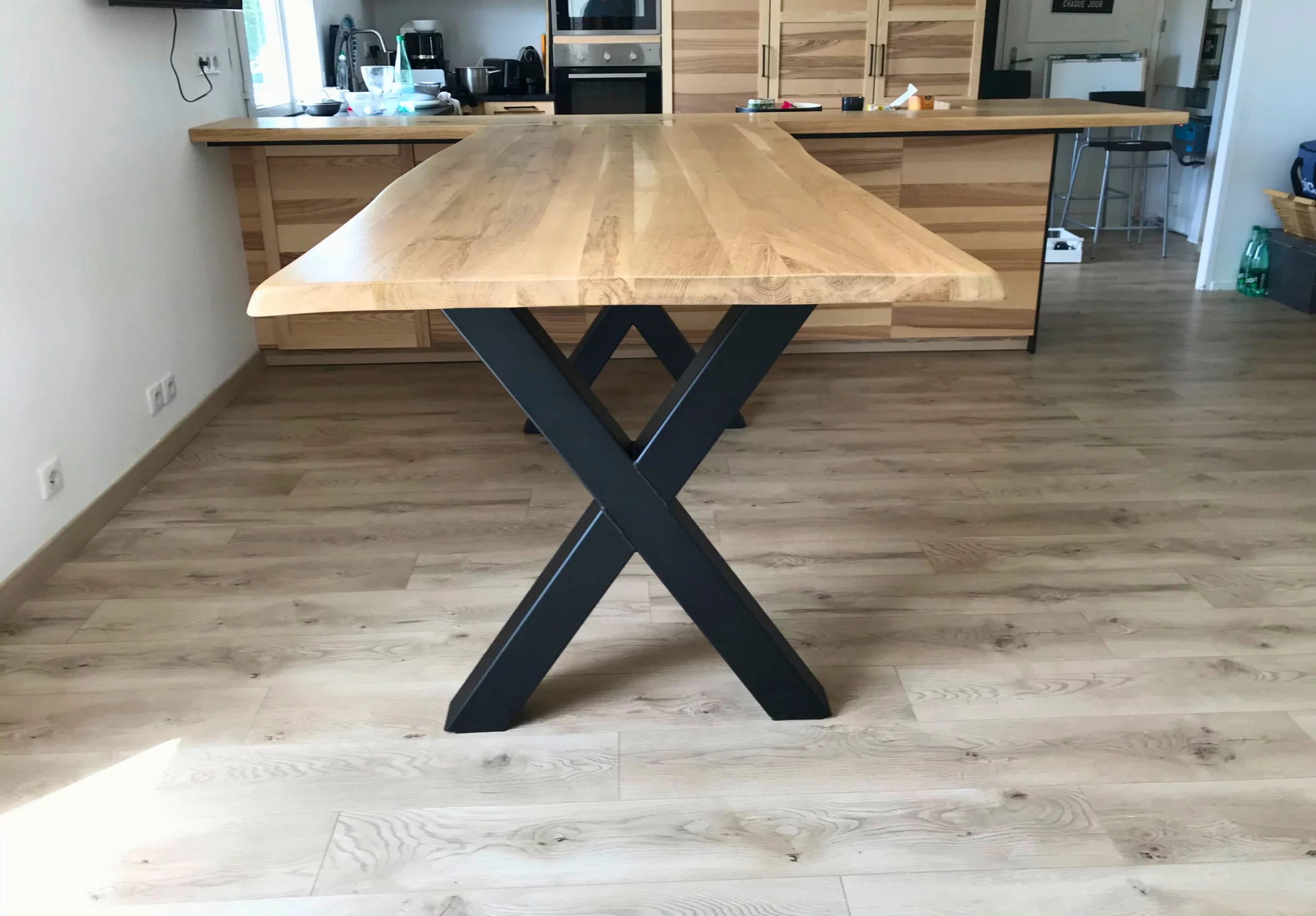 Une table à manger debout dans une cuisine