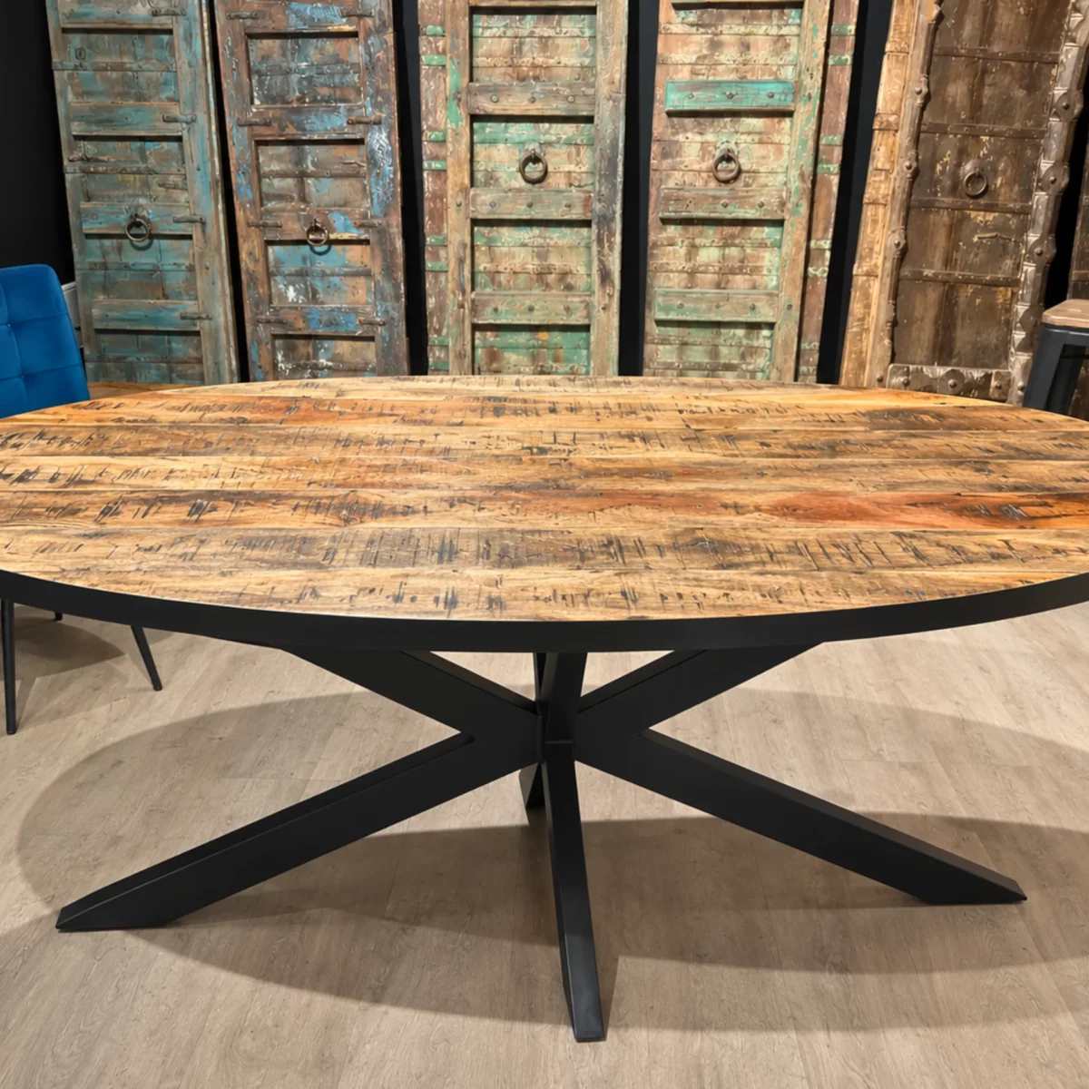 Une table ovale en manguier